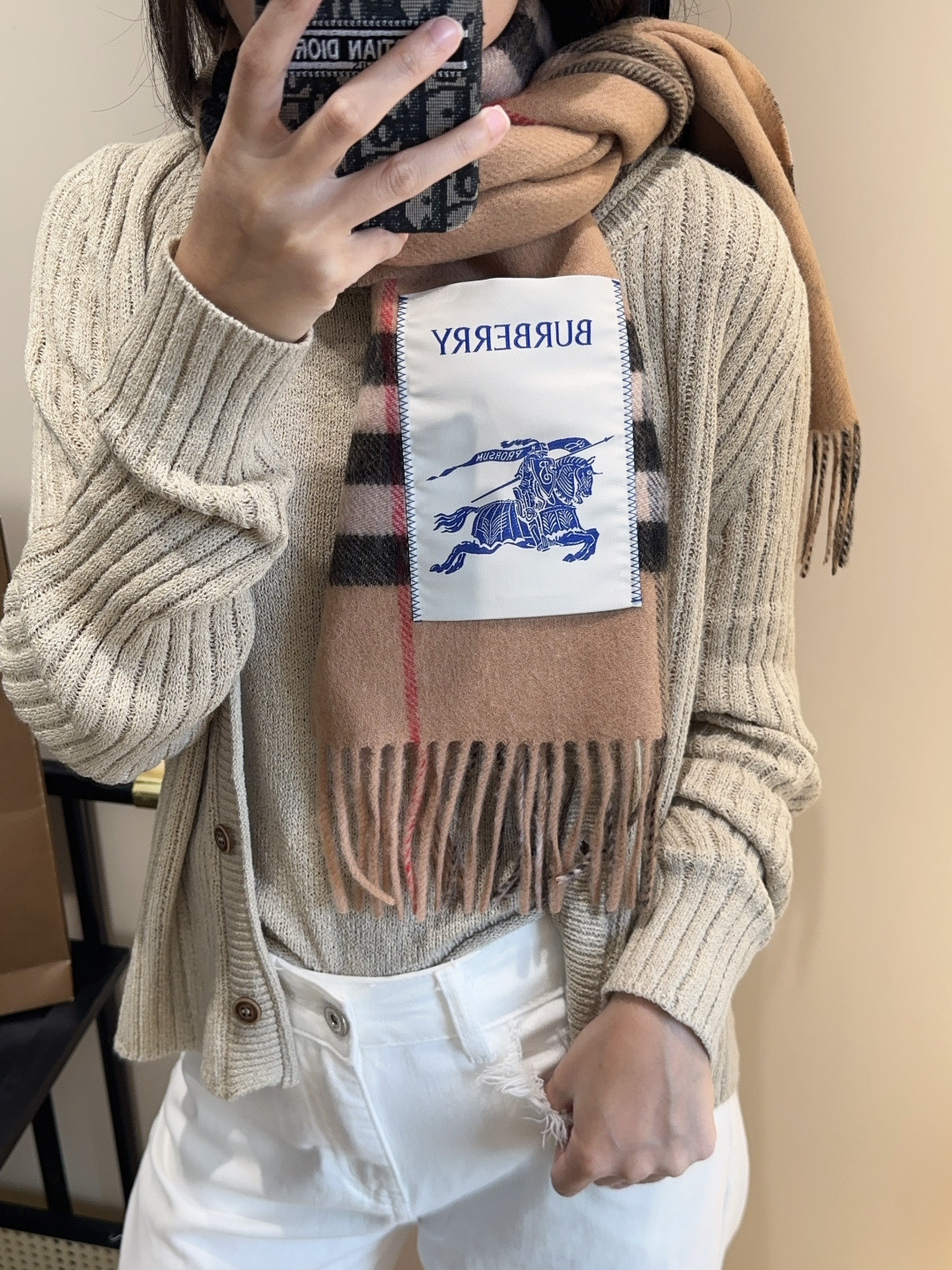 🉐️180
Burberry · 巴宝莉围巾❗️好看的要疯掉了,太有型太有魅力了❗️❗️非常斯文时尚的秋冬单品!真的很喜欢,非常Classical的男款设计。男人的东西少而精❗️手感真的绝了❗️上身效果真的随便怎么围都好看!!这种款式真的闭着眼买,任何年龄层都轻松驾驭!!!30*180cm