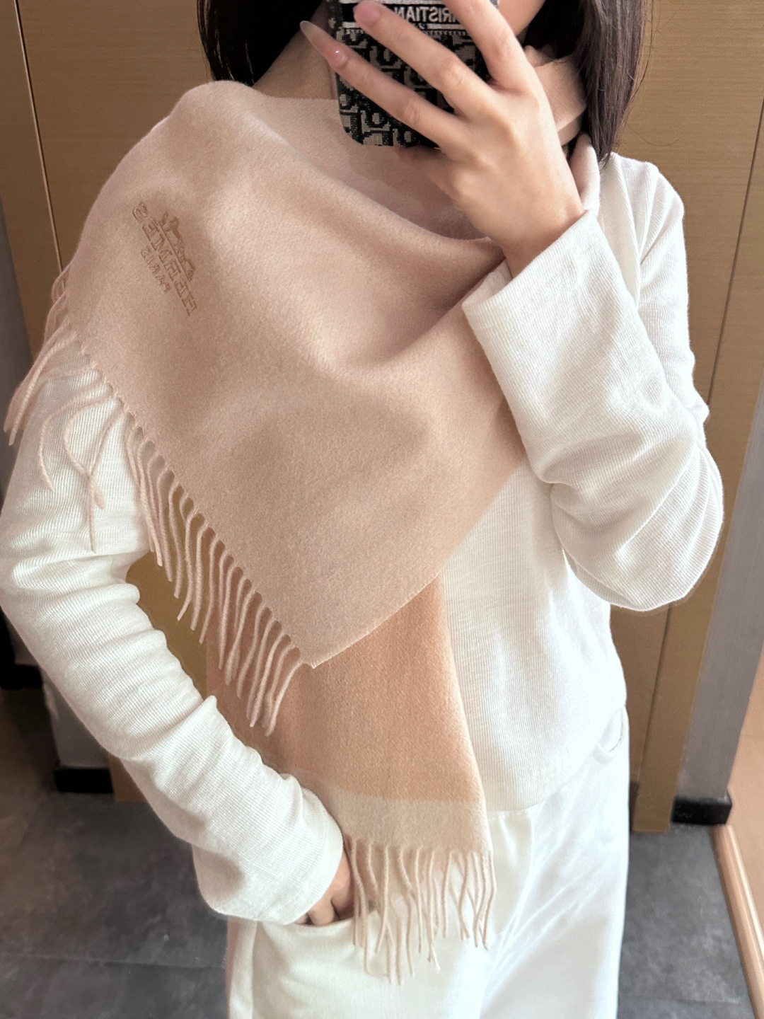 P145
2025年Hermes · 爱马仕，难得一见的温柔配色，低调又不失优雅❗️】重点推荐❗️双边配色，一条围巾两种风格搭配，高级舒适时髦气质，大牌范十足，超级安利❗️大H这款触动内心的柔美围巾，极其简单的颜色搭配低调的H刺绣logo，点睛之笔确又不失美感，成功人士的追求，色彩绝对💯，有点独有的仙气，绝对的情侣款不二之选，颜色淡雅，不妖娆❗️规格：35x 190cm❗️❗️