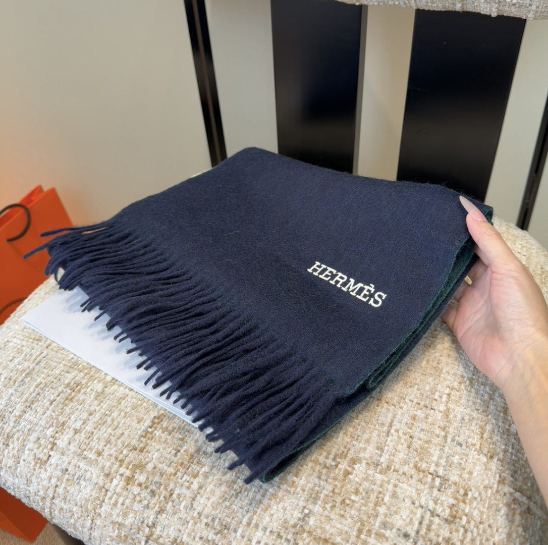 P145
2025年Hermes · 爱马仕,难得一见的温柔配色,低调又不失优雅❗️】重点推荐❗️双边配色,一条围巾两种风格搭配,高级舒适时髦气质,大牌范十足,超级安利❗️大H这款触动内心的柔美围巾,极其简单的颜色搭配低调的H刺绣logo,点睛之笔确又不失美感,成功人士的追求,色彩绝对💯,有点独有的仙气,绝对的情侣款不二之选,颜色淡雅,不妖娆❗️规格:35x 190cm❗️❗️