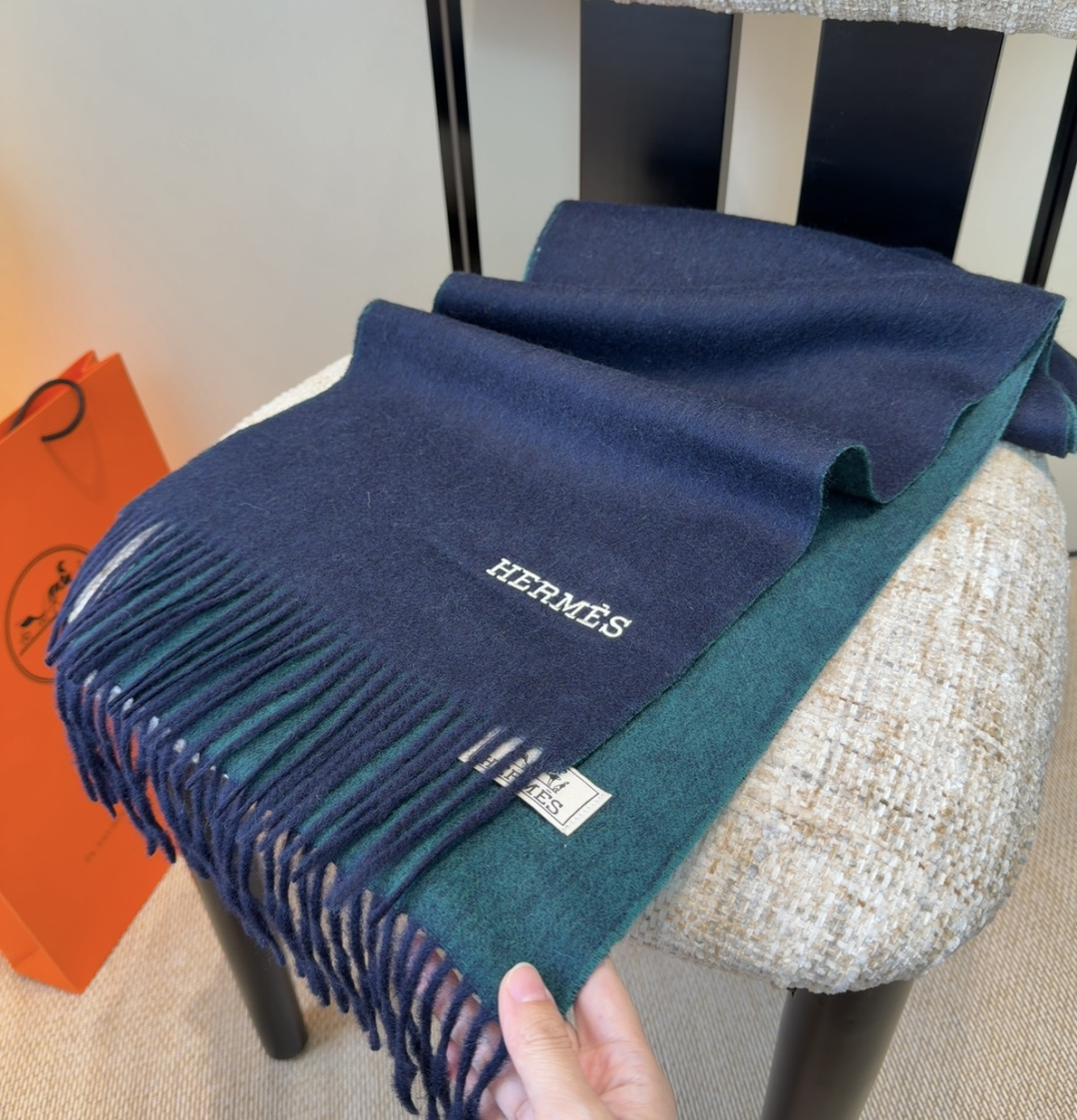 P145
2025年Hermes · 爱马仕,难得一见的温柔配色,低调又不失优雅❗️】重点推荐❗️双边配色,一条围巾两种风格搭配,高级舒适时髦气质,大牌范十足,超级安利❗️大H这款触动内心的柔美围巾,极其简单的颜色搭配低调的H刺绣logo,点睛之笔确又不失美感,成功人士的追求,色彩绝对💯,有点独有的仙气,绝对的情侣款不二之选,颜色淡雅,不妖娆❗️规格:35x 190cm❗️❗️
