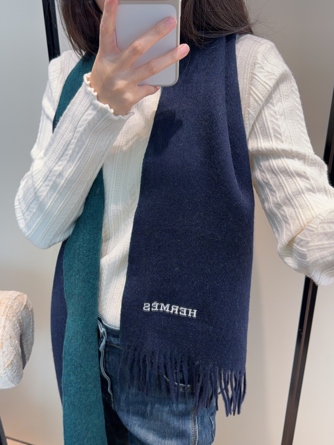 P145
2025年Hermes · 爱马仕，难得一见的温柔配色，低调又不失优雅❗️】重点推荐❗️双边配色，一条围巾两种风格搭配，高级舒适时髦气质，大牌范十足，超级安利❗️大H这款触动内心的柔美围巾，极其简单的颜色搭配低调的H刺绣logo，点睛之笔确又不失美感，成功人士的追求，色彩绝对💯，有点独有的仙气，绝对的情侣款不二之选，颜色淡雅，不妖娆❗️规格：35x 190cm❗️❗️