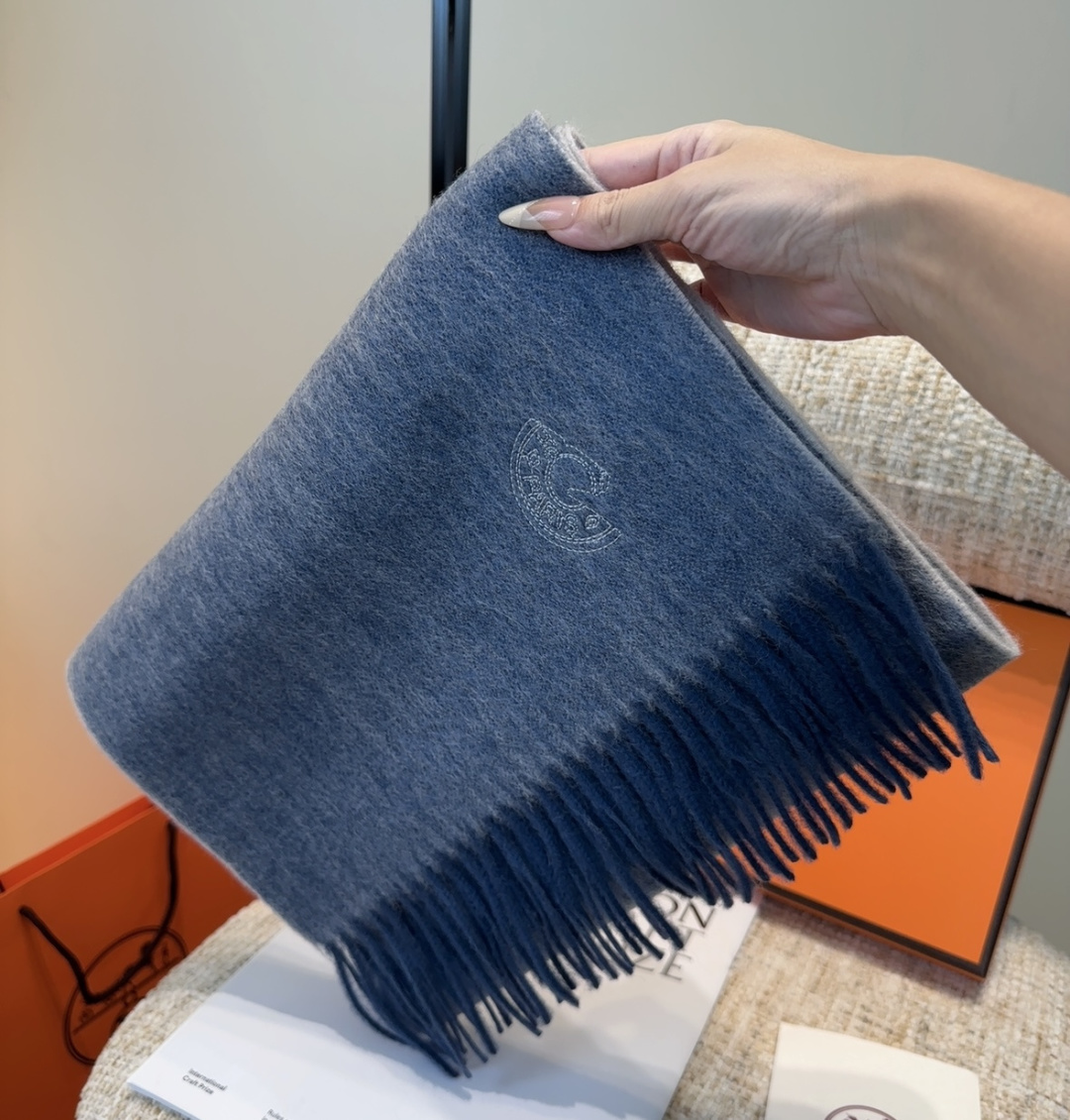 P140
2025年Hermes · 爱马仕,难得一见的温柔配色,低调又不失优雅❗️】重点推荐❗️双边配色,一条围巾两种风格搭配,高级舒适时髦气质,大牌范十足,超级安利❗️大H这款触动内心的柔美围巾,极其简单的颜色搭配低调的H刺绣logo,点睛之笔确又不失美感,成功人士的追求,色彩绝对💯,有点独有的仙气,绝对的情侣款不二之选,颜色淡雅,不妖娆❗️规格:35x 190cm❗️❗️