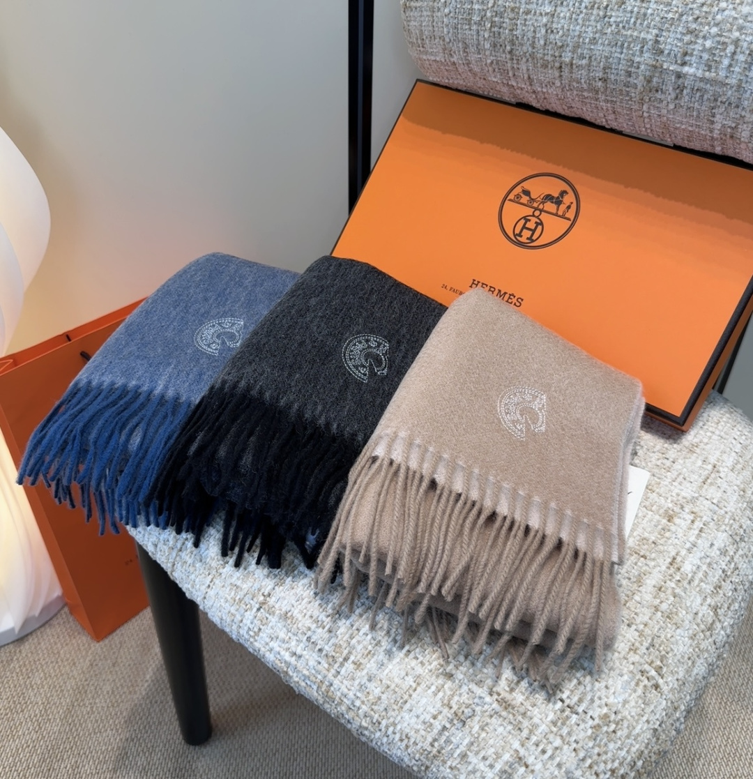 P140
2025年Hermes · 爱马仕,难得一见的温柔配色,低调又不失优雅❗️】重点推荐❗️双边配色,一条围巾两种风格搭配,高级舒适时髦气质,大牌范十足,超级安利❗️大H这款触动内心的柔美围巾,极其简单的颜色搭配低调的H刺绣logo,点睛之笔确又不失美感,成功人士的追求,色彩绝对💯,有点独有的仙气,绝对的情侣款不二之选,颜色淡雅,不妖娆❗️规格:35x 190cm❗️❗️