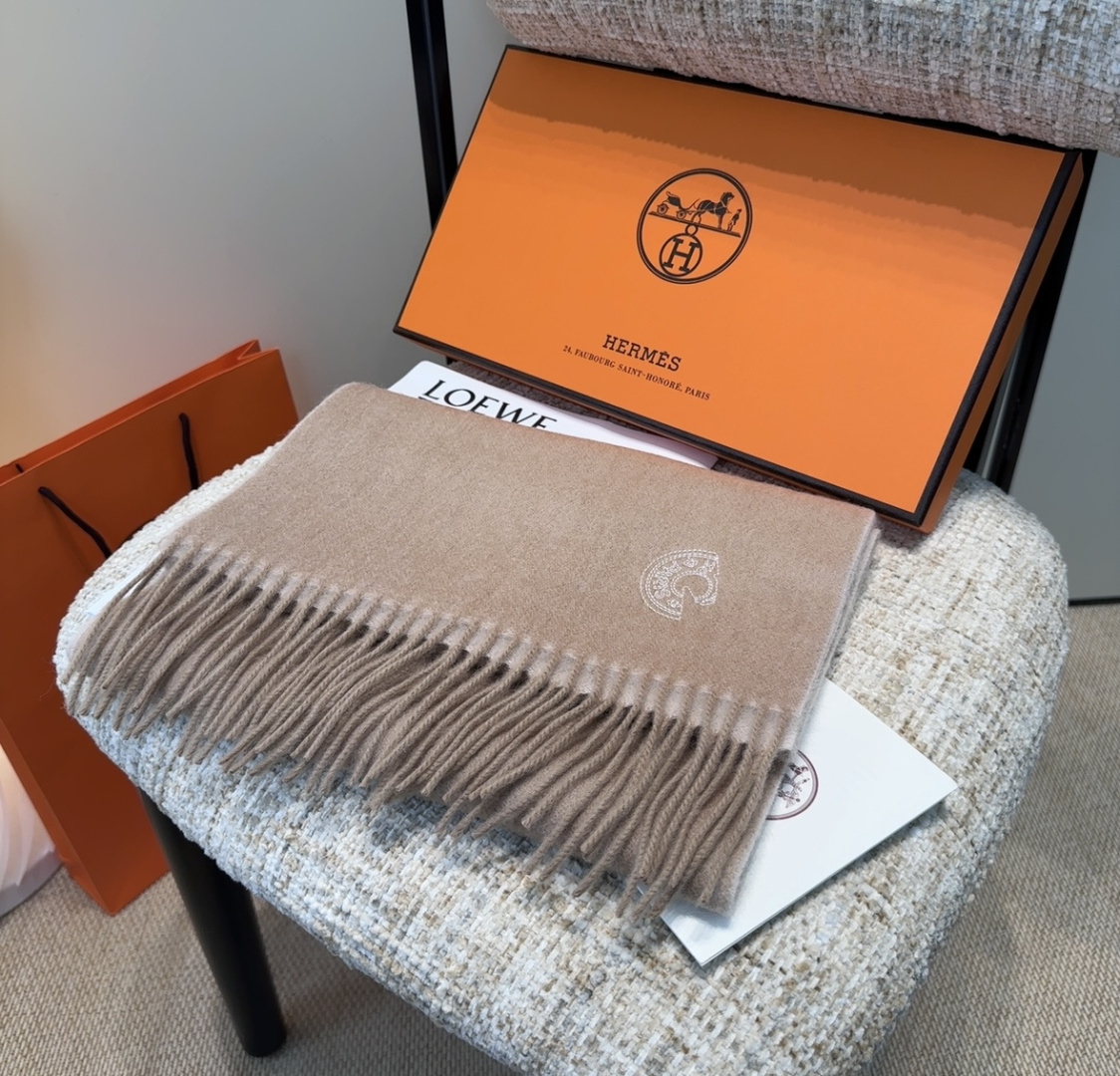 P140
2025年Hermes · 爱马仕,难得一见的温柔配色,低调又不失优雅❗️】重点推荐❗️双边配色,一条围巾两种风格搭配,高级舒适时髦气质,大牌范十足,超级安利❗️大H这款触动内心的柔美围巾,极其简单的颜色搭配低调的H刺绣logo,点睛之笔确又不失美感,成功人士的追求,色彩绝对💯,有点独有的仙气,绝对的情侣款不二之选,颜色淡雅,不妖娆❗️规格:35x 190cm❗️❗️
