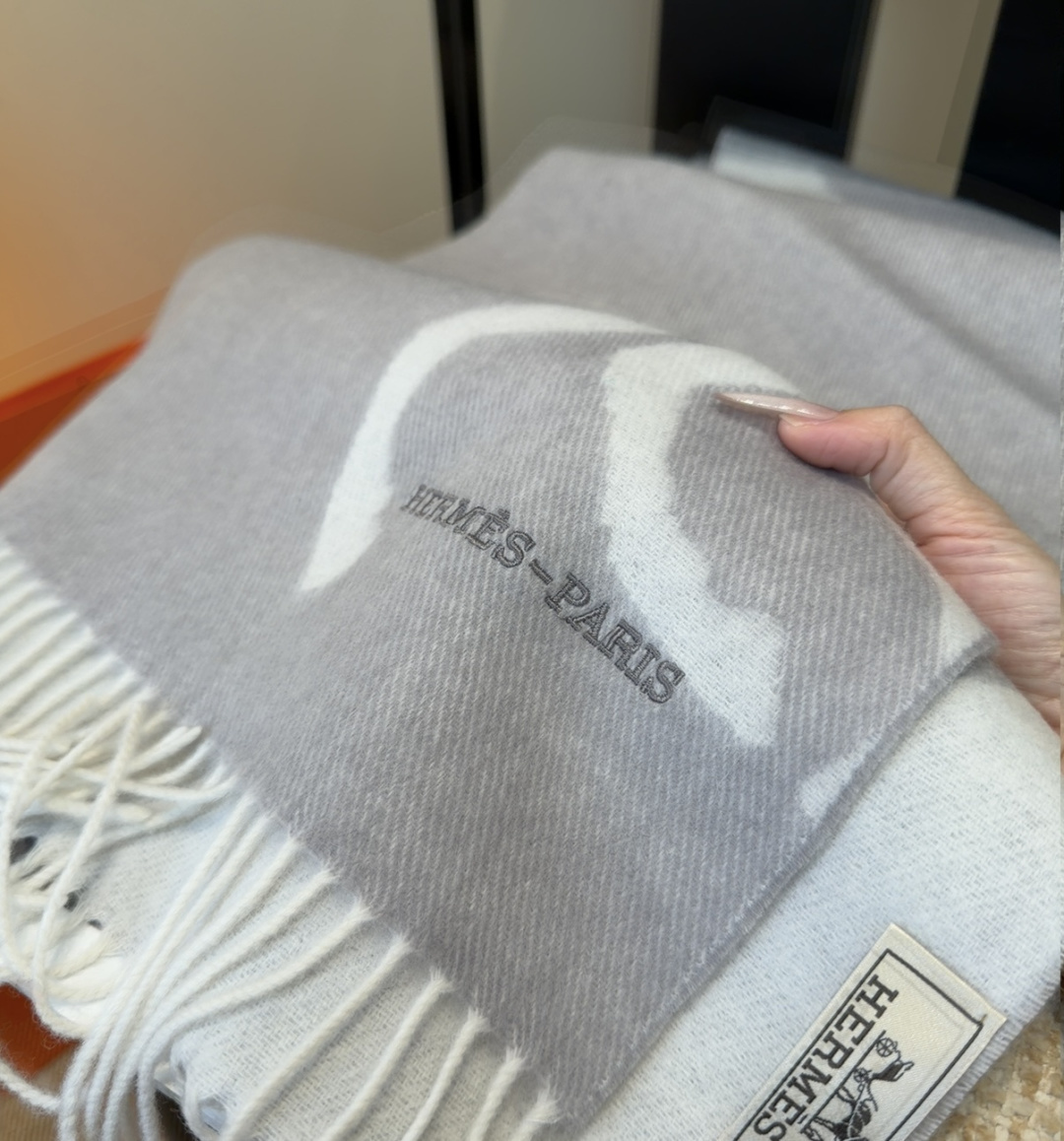 P150
2025年Hermes · 爱马仕,难得一见的温柔配色,低调又不失优雅❗️】重点推荐❗️双边配色,一条围巾两种风格搭配,高级舒适时髦气质,大牌范十足,超级安利❗️大H这款触动内心的柔美围巾,极其简单的颜色搭配低调的H刺绣logo,点睛之笔确又不失美感,成功人士的追求,色彩绝对💯,有点独有的仙气,绝对的情侣款不二之选,颜色淡雅,不妖娆❗️规格:35x 190cm❗️❗️