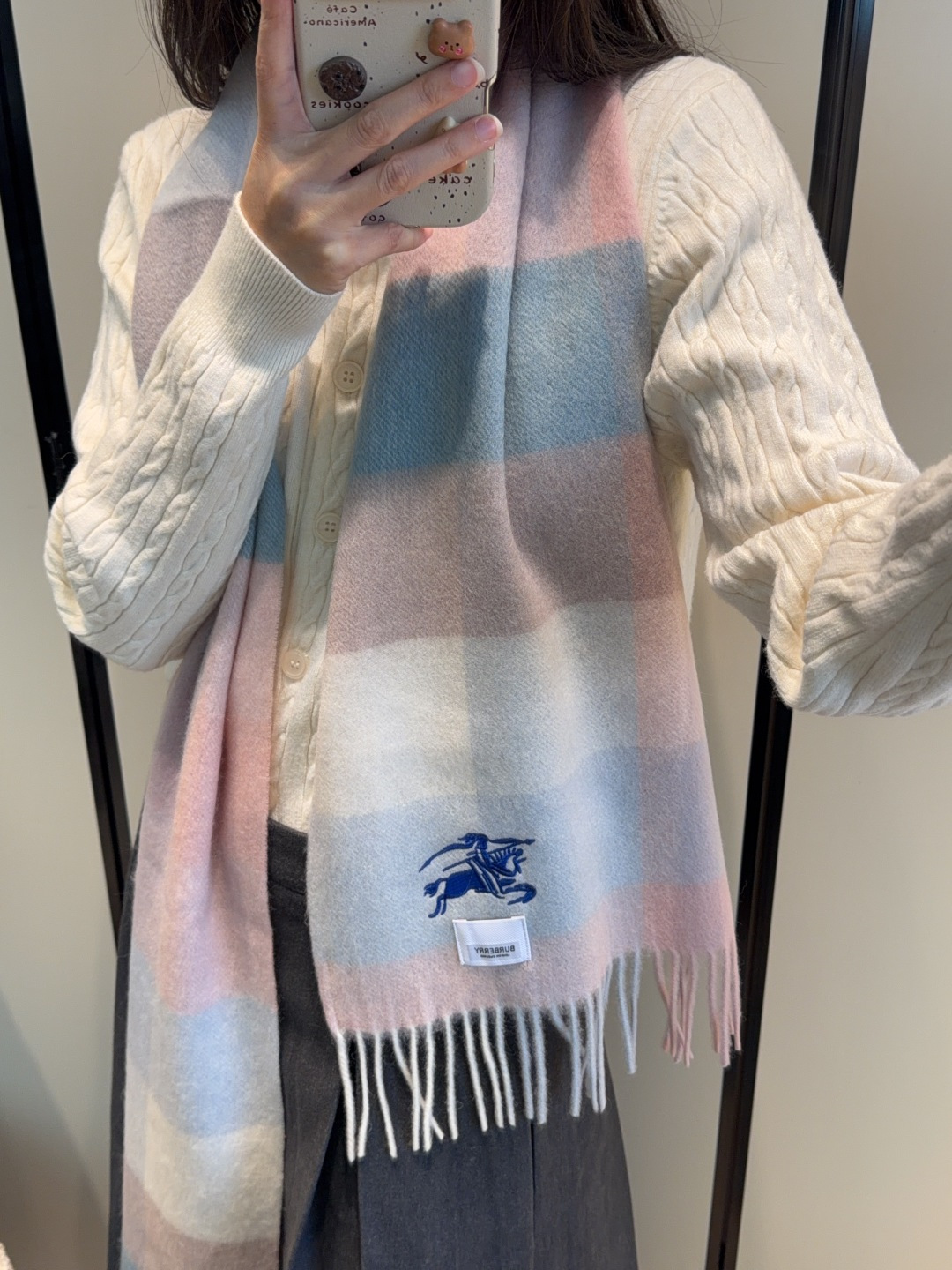 NO:619596,Burberry · Burberry scarf is so beautiful that it’s so stylish and charming. It’s a very elegant and fashionable autumn and winter item!  I really like it, it’s a very classic men’s design. The men’s items are small but refined, and the feel is really amazing. The effect on the upper body is really good, no matter how you wear it, it looks good!  !  This style is really worth buying with your eyes closed, and it can be easily worn by any age group!  !  !  30*180cm high version scarf, high version scarf, burberry, burberry19860909Burberry · 巴宝莉围巾好看的要疯掉了,太有型太有魅力了非常斯文时尚的秋冬单品！真的很喜欢,非常Classical的男款设计.男人的东西少而精手感真的绝了上身效果真的随便怎么围都好看！！这种款式真的闭着眼买,任何年龄层都轻松驾驭！！！30*180cm高版本围巾,高版本围巾,burberry,burberry,scarf