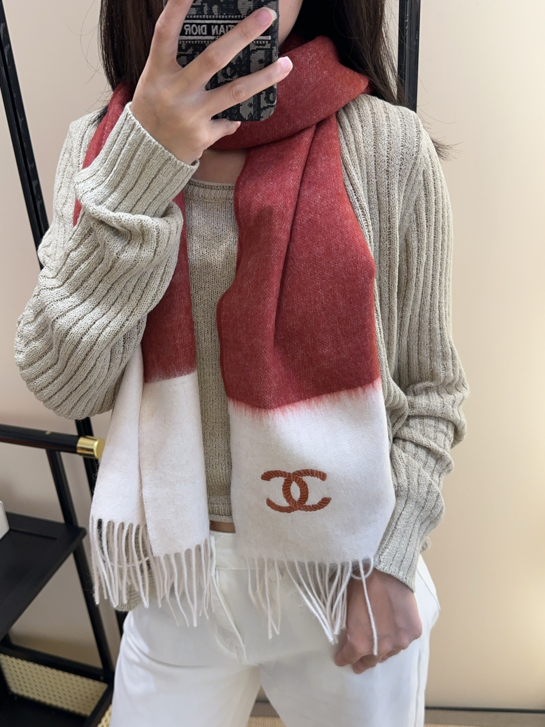 NO:619509,[Chanel · Chanel's rare gentle color matching, super obsessed with temperament, low-key, quiet and elegant] High-end, comfortable and fashionable temperament, simple but not simple, full of big-name style, Super Amway Grandma, this soft scarf that touches the heart, is the finishing touch without losing beauty, the pursuit of successful people, the color is definitely a bit unique and fairy-like, the absolute choice for couples, the color is elegant, not enchanting Specifications 35 x  180cm high version scarf, high version scarf, chanel, chanel19860909【Chanel · 香奈儿难得一见的温柔配色,超级迷恋气质低调恬静又不失优雅】重点推荐高级舒适时髦气质,简约却又不简单,大牌范十足,超级安利香奶奶这款触动内心的柔美围巾,点睛之笔确又不失美感,成功人士的追求,色彩绝对有点独有的仙气,绝对的情侣款不二之选,颜色淡雅,不妖娆规格35 x 180cm高版本围巾,高版本围巾,chanel,chanel,scarf