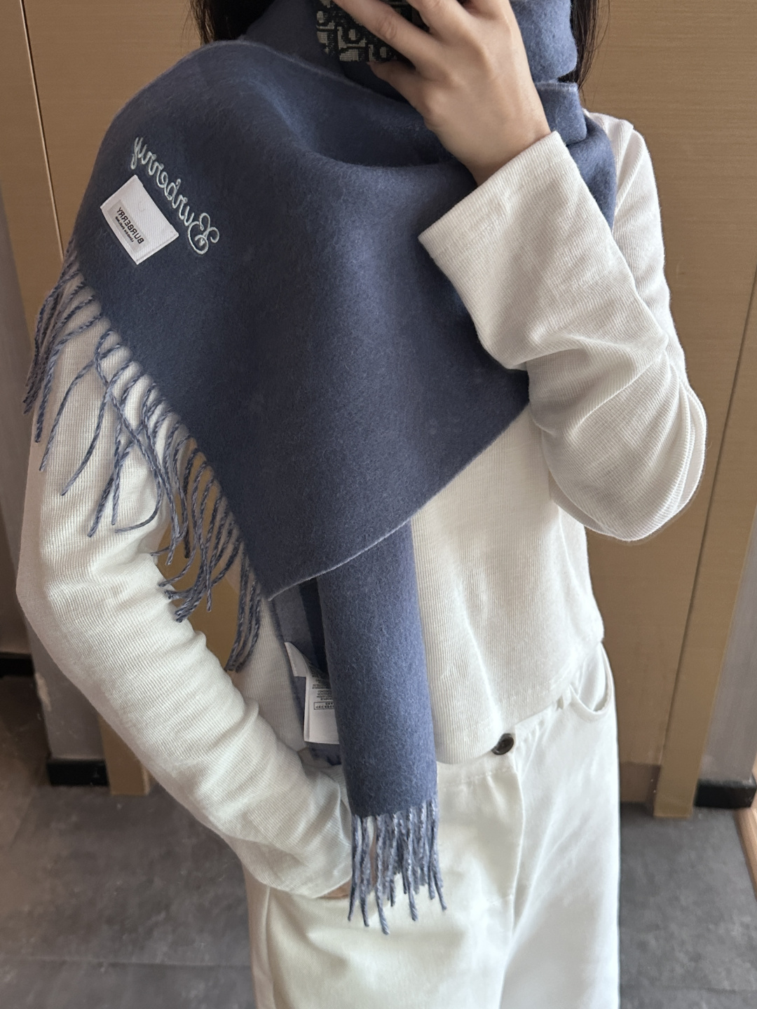 NO:619512,Burberry · Burberry scarf is so beautiful that it’s so stylish and charming. It’s a very elegant and fashionable autumn and winter item!  I really like it, it’s a very classic men’s design. The men’s items are small but refined, and the feel is really amazing. The effect on the upper body is really good, no matter how you wear it, it looks good!  !  This style is really worth buying with your eyes closed, and it can be easily worn by any age group!  !  !  30*180cm high version scarf, high version scarf, burberry, burberry19860909Burberry · 巴宝莉围巾好看的要疯掉了,太有型太有魅力了非常斯文时尚的秋冬单品！真的很喜欢,非常Classical的男款设计.男人的东西少而精手感真的绝了上身效果真的随便怎么围都好看！！这种款式真的闭着眼买,任何年龄层都轻松驾驭！！！30*180cm高版本围巾,高版本围巾,burberry,burberry,scarf