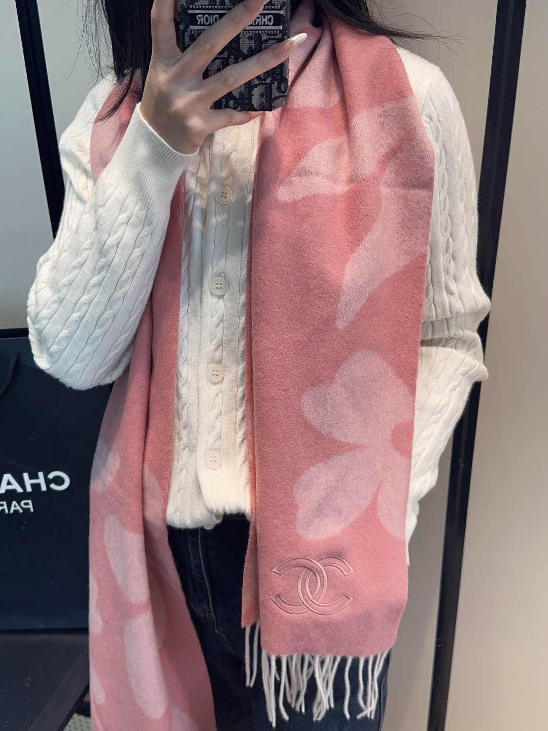 NO:619515,[Chanel · Chanel's rare gentle color matching, super obsessed with temperament, low-key, quiet and elegant] High-end, comfortable and fashionable temperament, simple but not simple, full of big-name style, Super Amway Grandma, this soft scarf that touches the heart, is the finishing touch without losing beauty, the pursuit of successful people, the color is definitely a bit unique and fairy-like, the absolute choice for couples, the color is elegant, not enchanting Specifications 35 x  180cm high version scarf, high version scarf, chanel, chanel19860909【Chanel · 香奈儿难得一见的温柔配色,超级迷恋气质低调恬静又不失优雅】重点推荐高级舒适时髦气质,简约却又不简单,大牌范十足,超级安利香奶奶这款触动内心的柔美围巾,点睛之笔确又不失美感,成功人士的追求,色彩绝对有点独有的仙气,绝对的情侣款不二之选,颜色淡雅,不妖娆规格35 x 180cm高版本围巾,高版本围巾,chanel,chanel,scarf