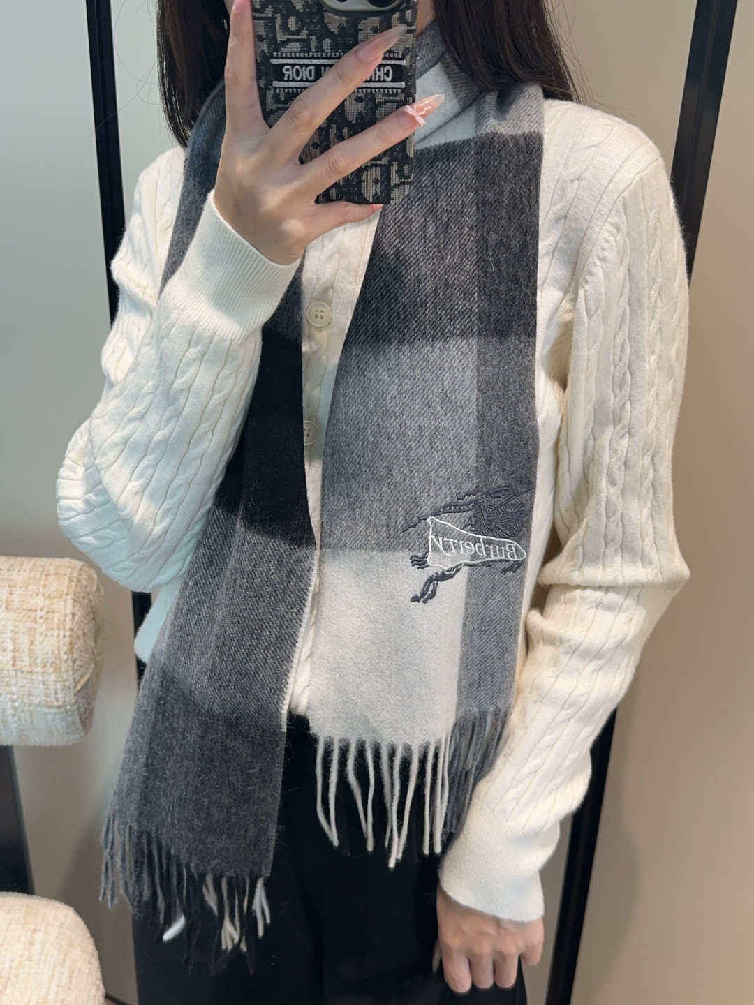 NO:619518,【Family benefits are coming!  !  Burberry's high-end heavyweight men's scarf!  】An angry recommendation, excited~!  !  Be sure to get started quickly, synchronized counters, the most high-end men's models ~ difficult to craft, super soft and waxy gradient effect scarf!  Our price is really unbeatable!  Price feedback from my mother ~ I love the fabric, the velvet feel is really super comfortable in my hand!  Very soft, the upper body effect is unparalleled and beautiful. Medium thickness, very close to the neck~ Size specification 30*185cm high version scarf, high version scarf, burberry19860909【家属福利来了！！巴宝莉高端重磅男士围巾！】怒赞推荐,激动~！！下手绝对要快,同步专柜,最高端的男士款~工艺难度大,超级无敌软糯 渐变效果围巾！我们这个价格真的无敌超值！亲妈价格回馈~面料大爱,握在手里绒感真的超级无敌舒服！非常柔软,上身效果无敌好看 中等厚度,非常亲脖子的一款~ 尺寸规格30*185cm高版本围巾,高版本围巾,burberry,scarf