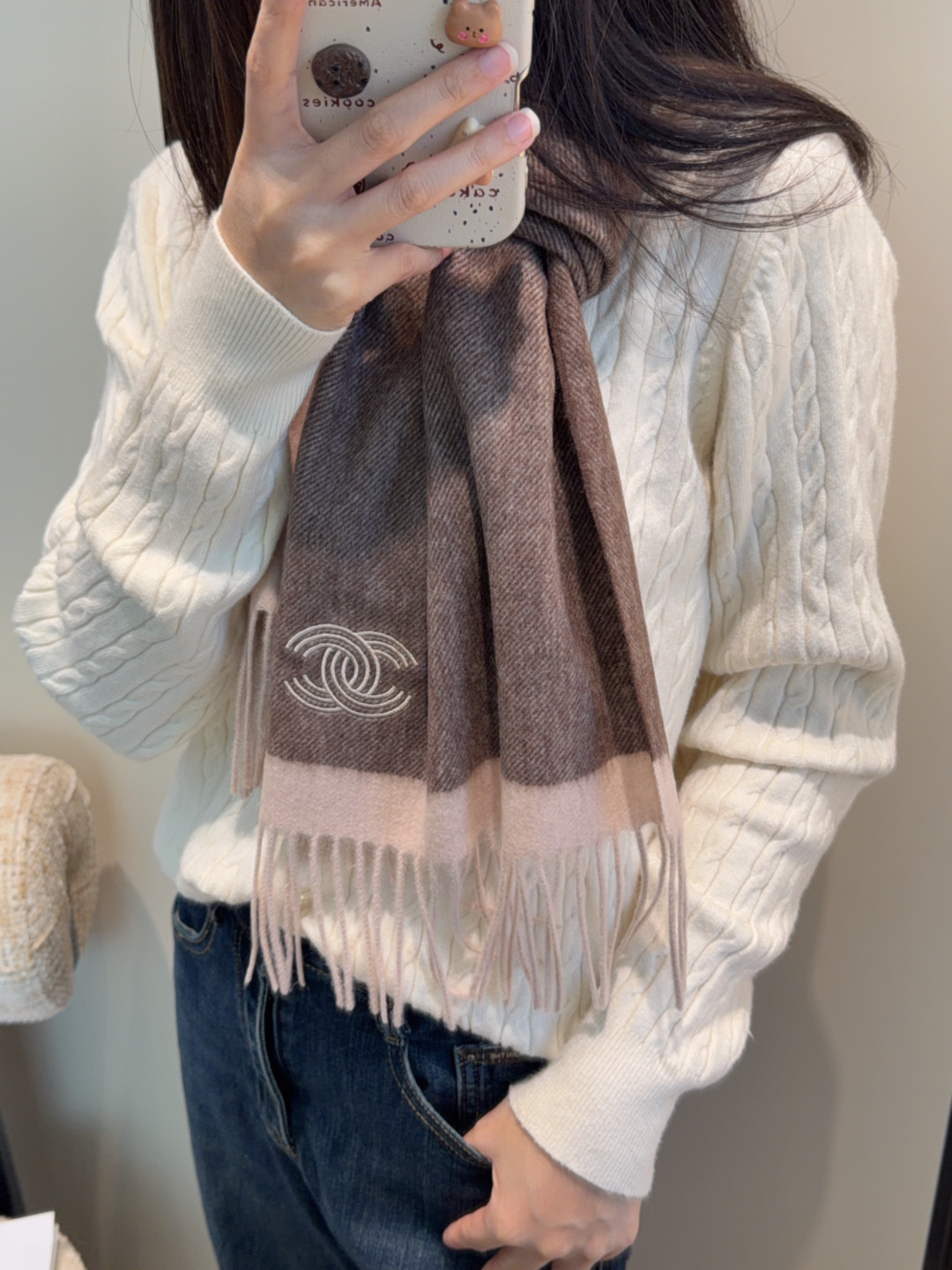 NO:619504,New!  2025 autumn and winter Chanel men's and women's same style, synchronized, high-end cashmere knitted scarves!  It can be formal or casual, and it is a very Classic design. This weaving method is relatively difficult and requires a lot of yarn, so the craftsmanship is very difficult!  !  !  This kind of scarf is definitely a timeless aesthetic item!  It will look good in any size, the style is really unique!  !  It’s so practical and versatile, there’s actually no superfluous design, and it looks good no matter how you wear it!  It has a drapey feel, is warm and very slimming!  Suitable for formal wear or casual wear. It can be folded in half to hang or circle. It has a warm style. Size 30*180. Weight 175g. Material: fine wool high version scarf, high version scarf, chanel19860909上新！2025秋冬香奈儿男女同款,同步,高端羊绒针织围巾！ 可正式,可随意,非常Classical的设计.这款织法比较难,又很费纱线,工艺难度非常大！！！这样的围巾,绝对是一条审美不过时的单品！随便围都会好看,版型真是一绝！！太实用百搭了,其实没有多余的设计,怎么围都好看！有垂坠感,温暖且非常显瘦！搭配正装或者搭配休闲装都很合适~对折挂围或者绕圈围都完全可以,有温度的风度 尺寸30*180 克重175g 材质细羊毛高版本围巾,高版本围巾,chanel,scarf