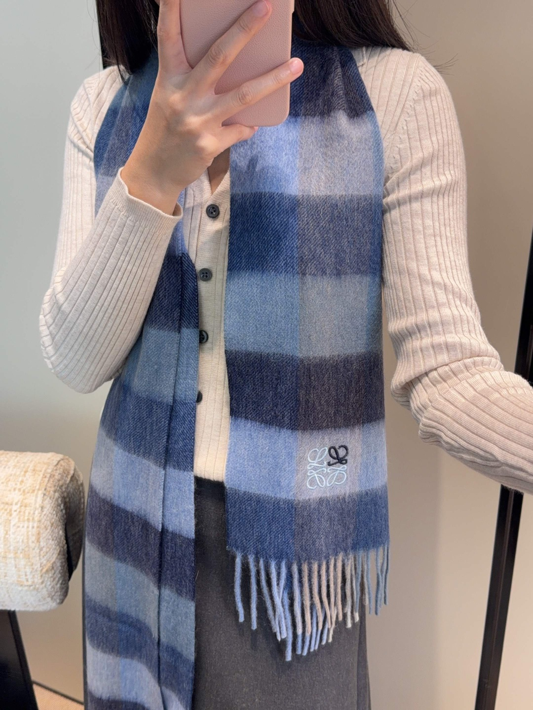 NO:619507,【Loewe ·  Loewe's rare and gentle color matching, low-key yet elegant] Highly recommend the double-sided color matching, a scarf with two styles, high-end, comfortable and fashionable temperament, a niche name, but full of big-name style, super Amway loewe this soft color that touches the heart  Beautiful scarf, extremely simple color with eye-catching color-changing logo, the finishing touch without losing the beauty, the pursuit of successful people, the color is absolute, a bit unique and fairy-like, the absolute choice for couples, the color is elegant, not enchanting, specifications 30x  180cm high version scarf, high version scarf, loewe, loewe19860909【Loewe · 罗意威难得一见的温柔配色,低调又不失优雅】重点推荐双面配色,一条围巾两种风格搭配,高级舒适时髦气质,名小众,却大牌范十足,超级安利loewe这款触动内心的柔美围巾,极其简单的颜色搭配抢眼的变色logo,点睛之笔确又不失美感,成功人士的追求,色彩绝对,有点独有的仙气,绝对的情侣款不二之选,颜色淡雅,不妖娆规格30x 180cm高版本围巾,高版本围巾,loewe,loewe,scarf