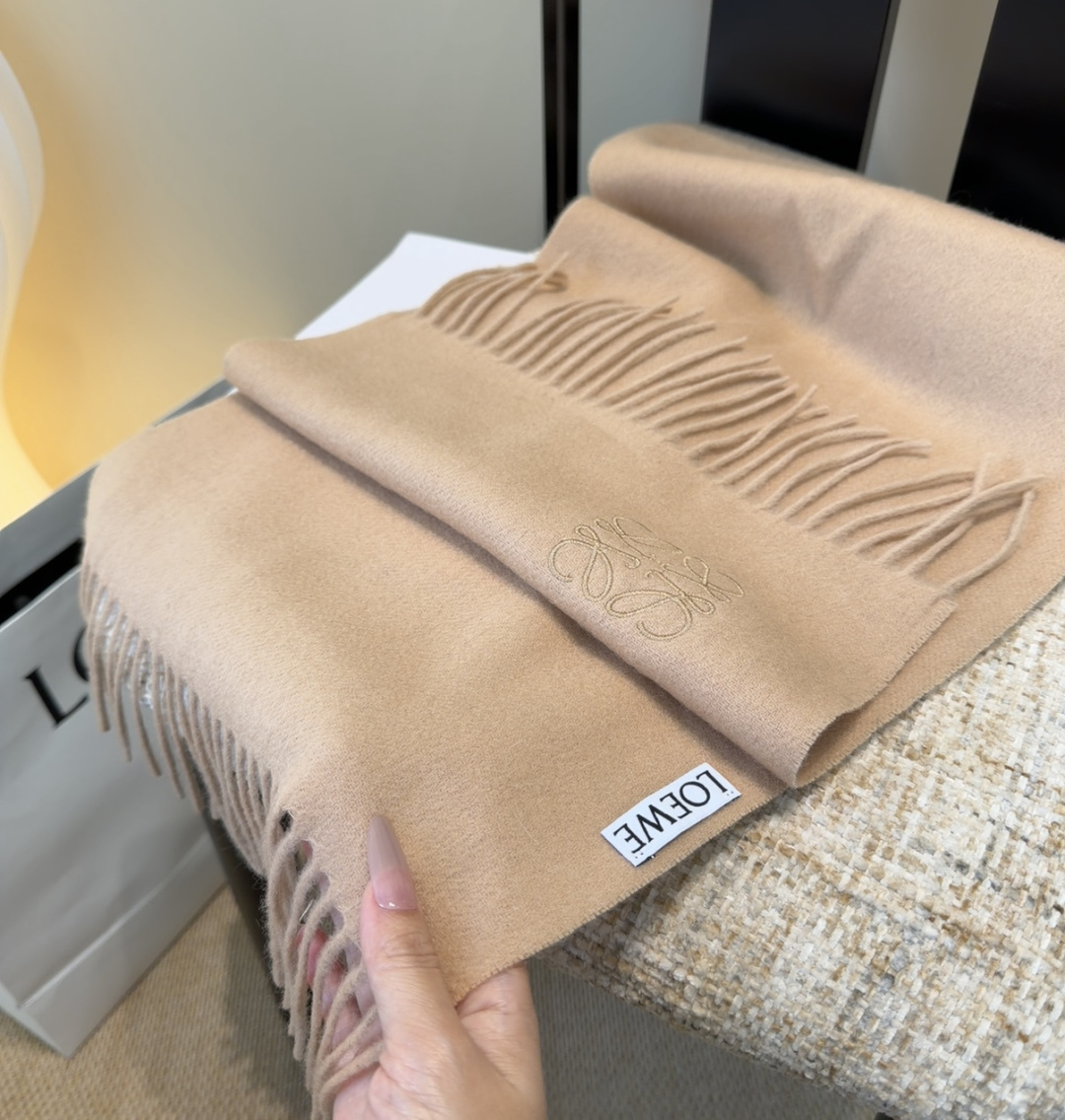 【▪Loewe · 罗意威难得一见的温柔配色，低调又不失优雅❗】重点推荐❗双面配色，一条围巾两种风格搭配