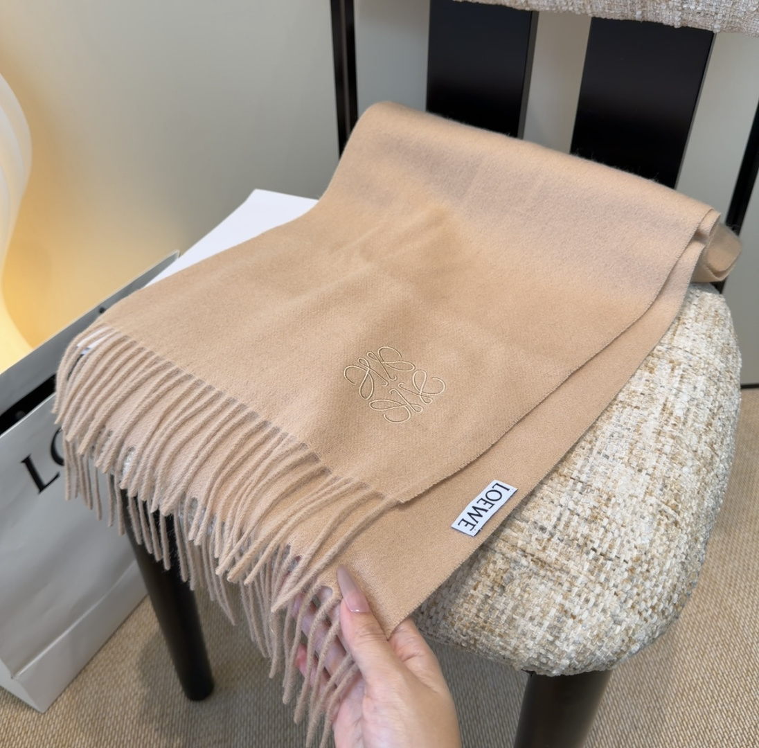 【▪Loewe · 罗意威难得一见的温柔配色，低调又不失优雅❗】重点推荐❗双面配色，一条围巾两种风格搭配