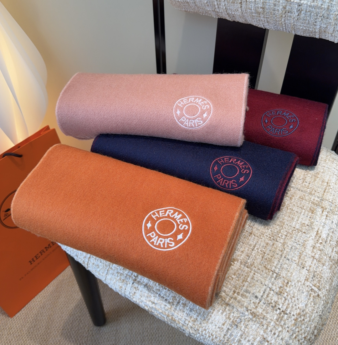 2025年Hermes · 爱马仕，难得一见的温柔配色，低调又不失优雅❗️】重点推荐❗️双边配色，一条围