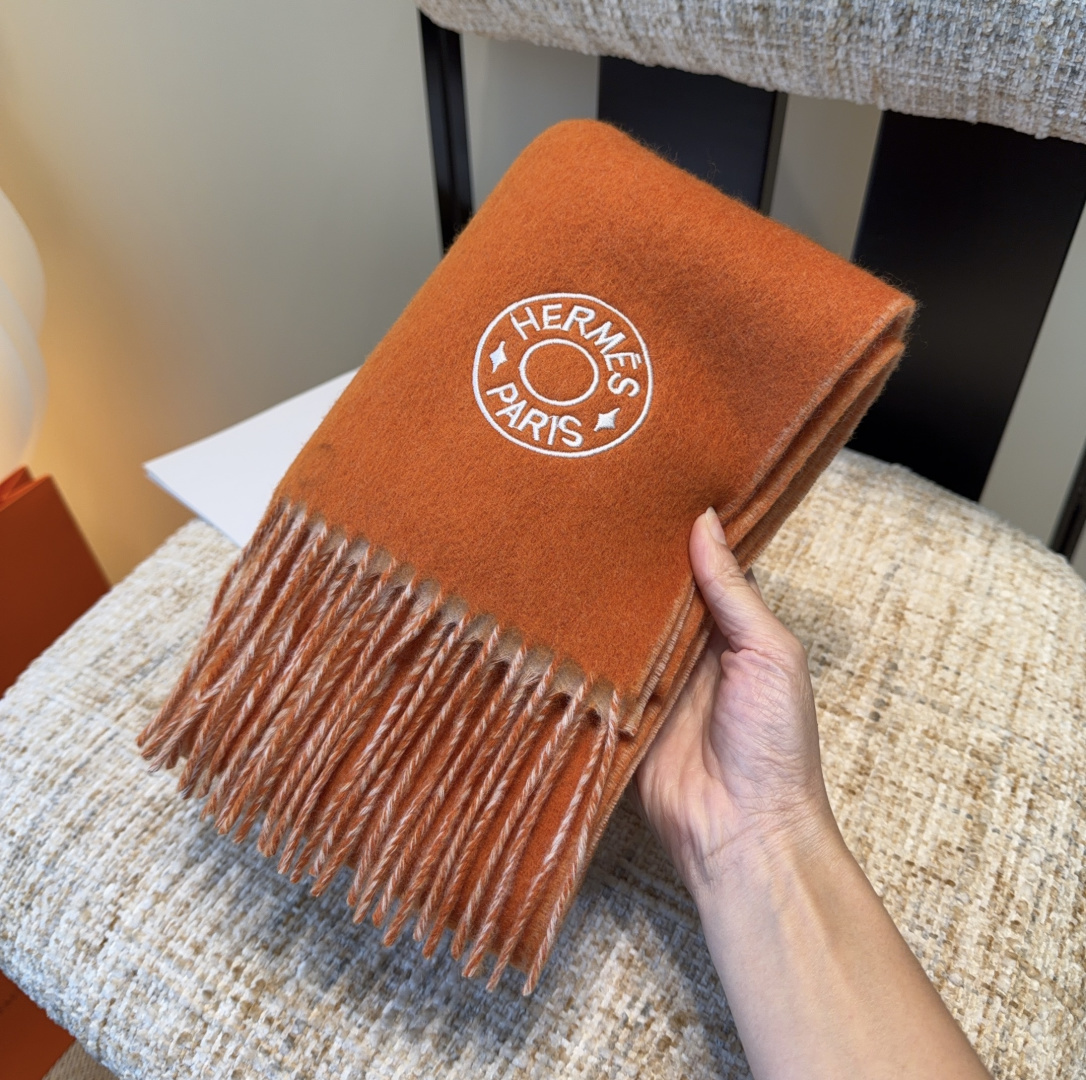 2025年Hermes · 爱马仕，难得一见的温柔配色，低调又不失优雅❗️】重点推荐❗️双边配色，一条围