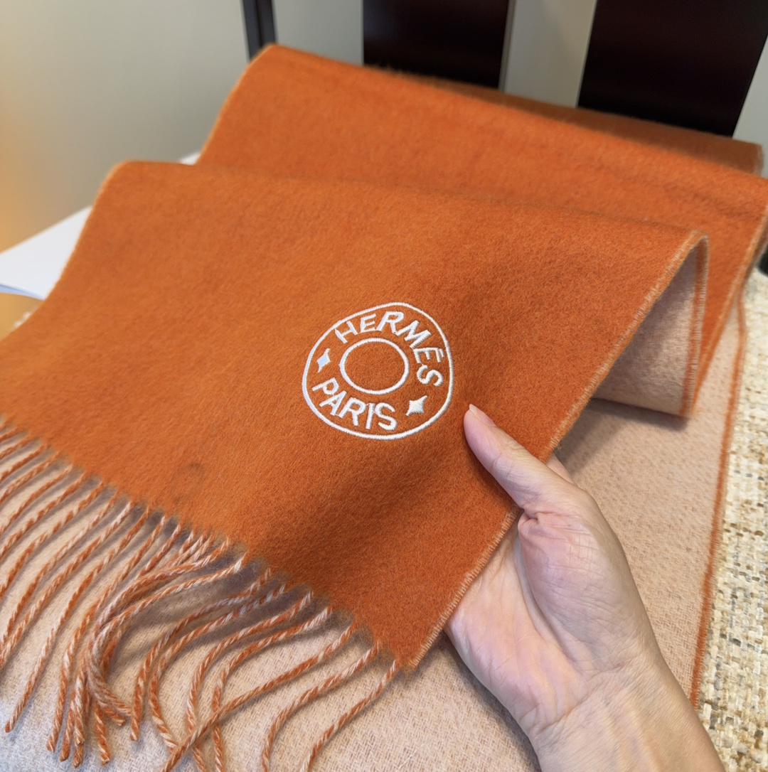 2025年Hermes · 爱马仕，难得一见的温柔配色，低调又不失优雅❗️】重点推荐❗️双边配色，一条围