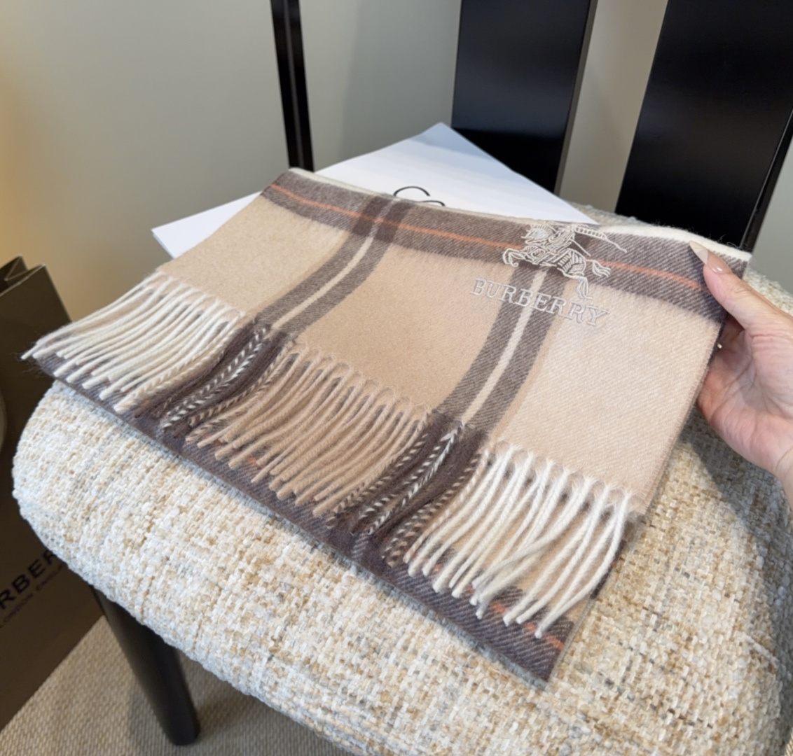 巴宝莉围巾❗️好看的要疯掉了，太有型太有魅力了❗️❗️非常斯文时尚的秋冬单品！真的很喜欢，非常Class