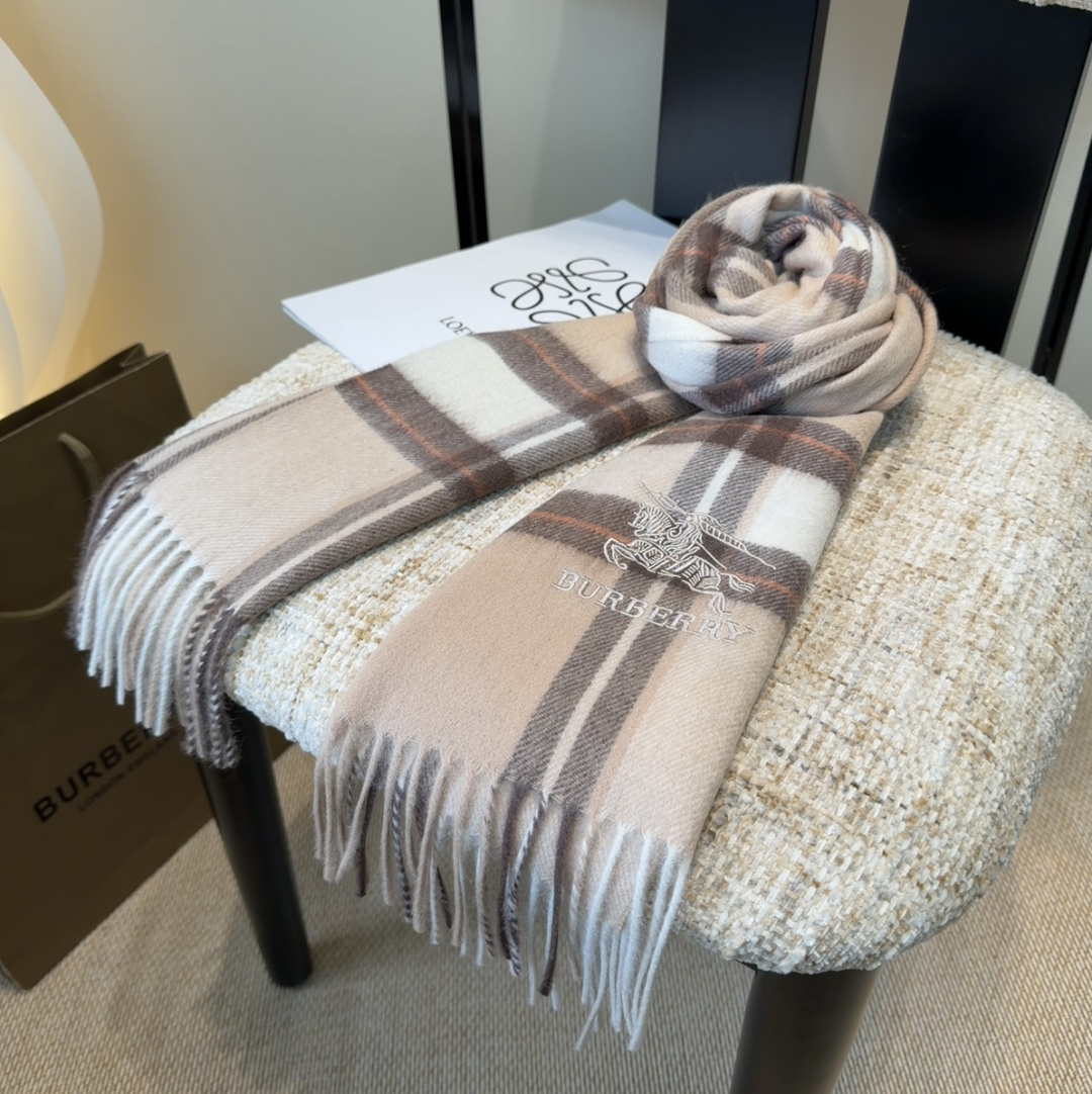 巴宝莉围巾❗️好看的要疯掉了，太有型太有魅力了❗️❗️非常斯文时尚的秋冬单品！真的很喜欢，非常Class