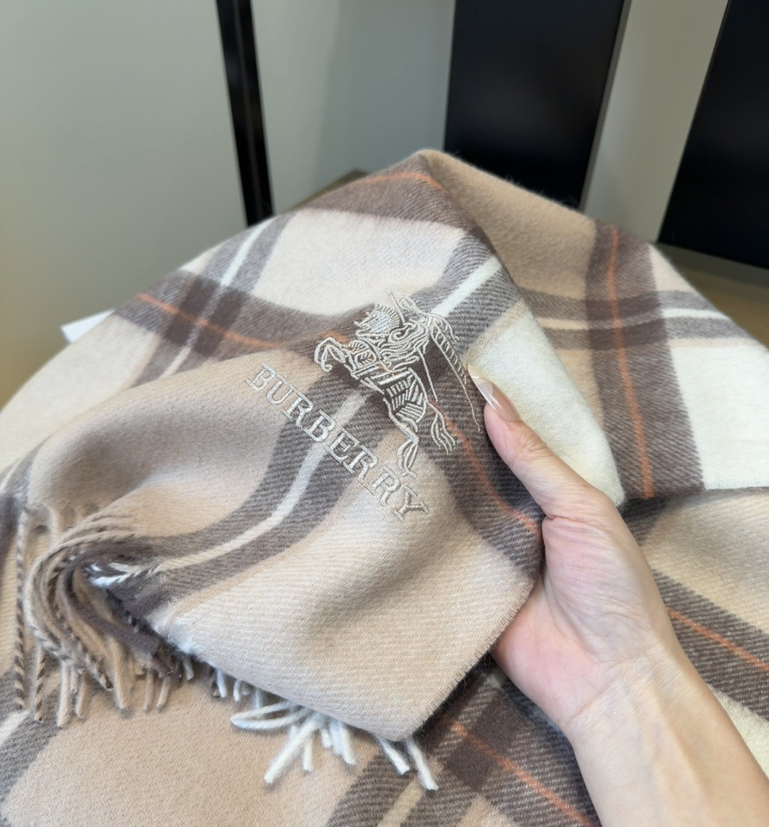 巴宝莉围巾❗️好看的要疯掉了，太有型太有魅力了❗️❗️非常斯文时尚的秋冬单品！真的很喜欢，非常Class