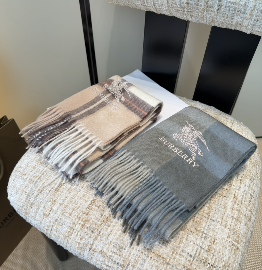 巴宝莉围巾❗️好看的要疯掉了，太有型太有魅力了❗️❗️非常斯文时尚的秋冬单品！真的很喜欢，非常Class