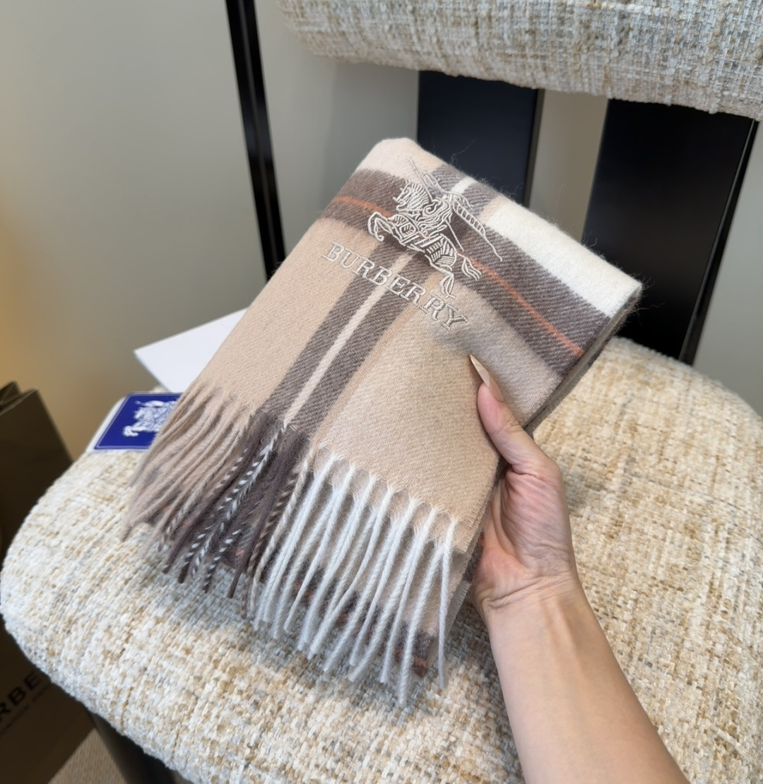 巴宝莉围巾❗️好看的要疯掉了，太有型太有魅力了❗️❗️非常斯文时尚的秋冬单品！真的很喜欢，非常Class