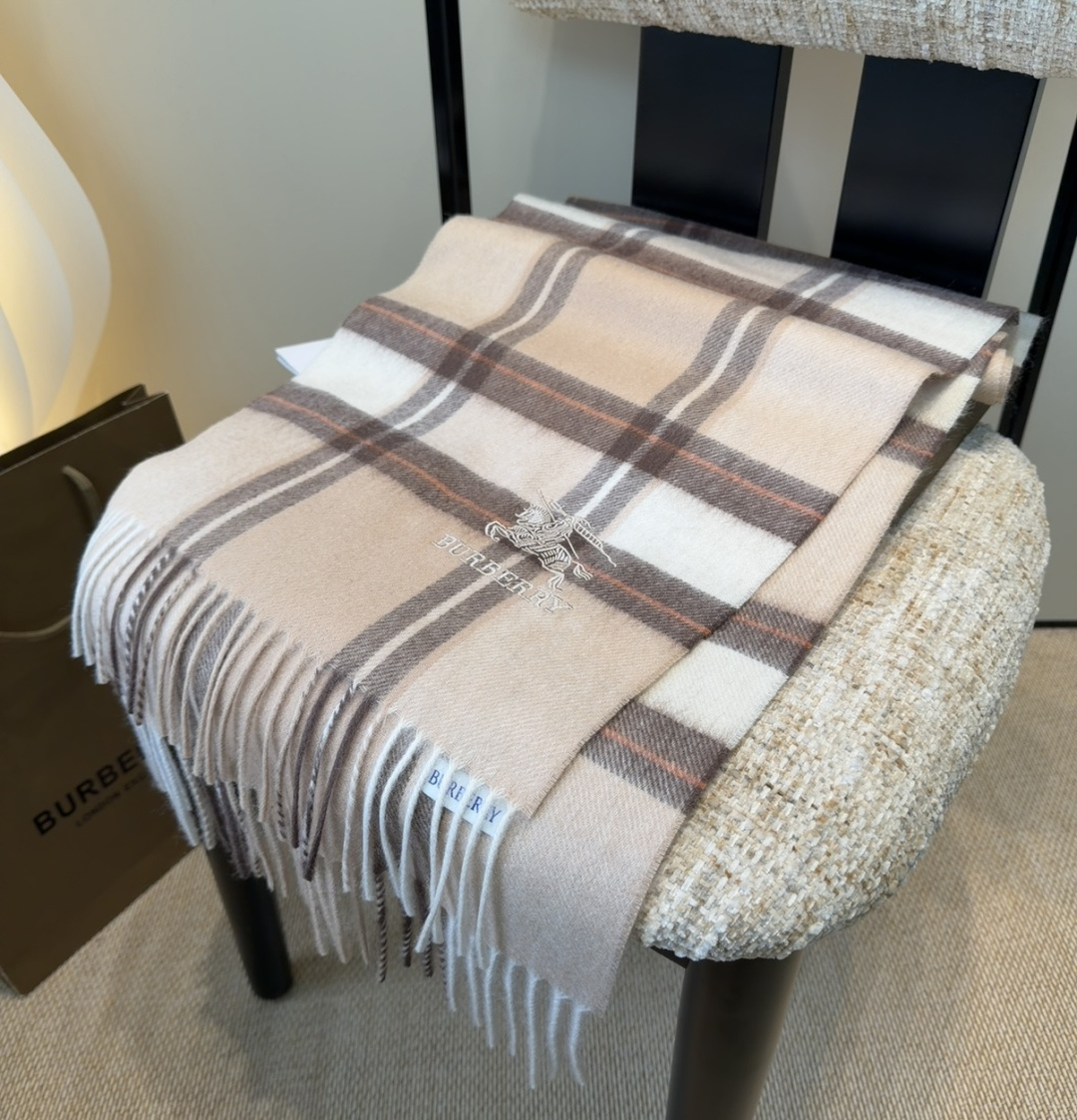 巴宝莉围巾❗️好看的要疯掉了，太有型太有魅力了❗️❗️非常斯文时尚的秋冬单品！真的很喜欢，非常Class