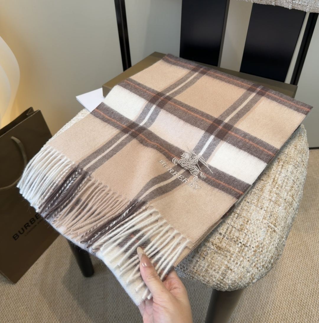 巴宝莉围巾❗️好看的要疯掉了，太有型太有魅力了❗️❗️非常斯文时尚的秋冬单品！真的很喜欢，非常Class