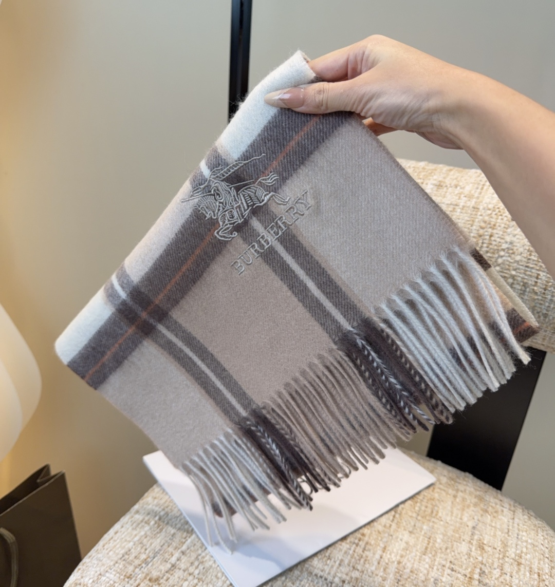 巴宝莉围巾❗️好看的要疯掉了，太有型太有魅力了❗️❗️非常斯文时尚的秋冬单品！真的很喜欢，非常Class