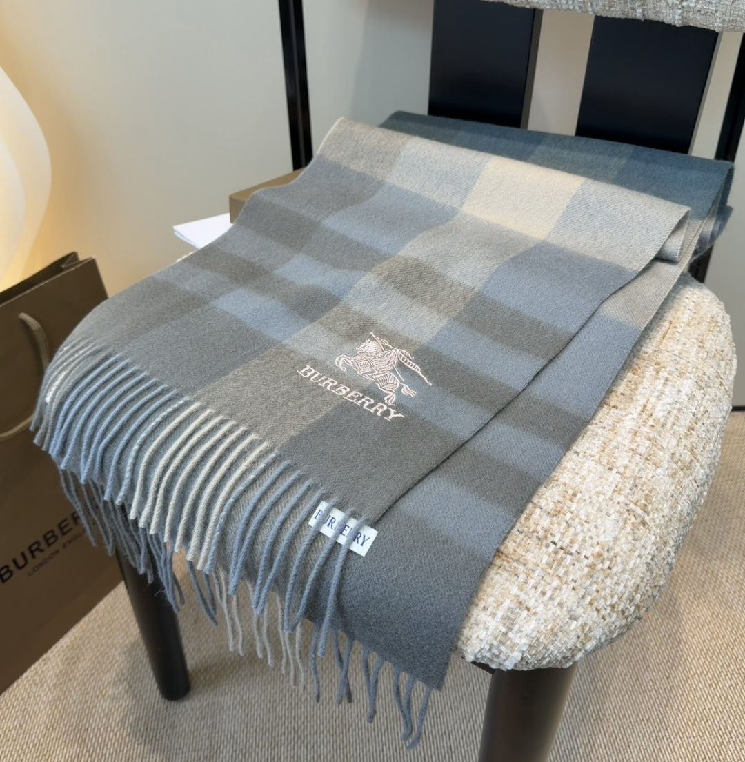 巴宝莉围巾❗️好看的要疯掉了，太有型太有魅力了❗️❗️非常斯文时尚的秋冬单品！真的很喜欢，非常Class