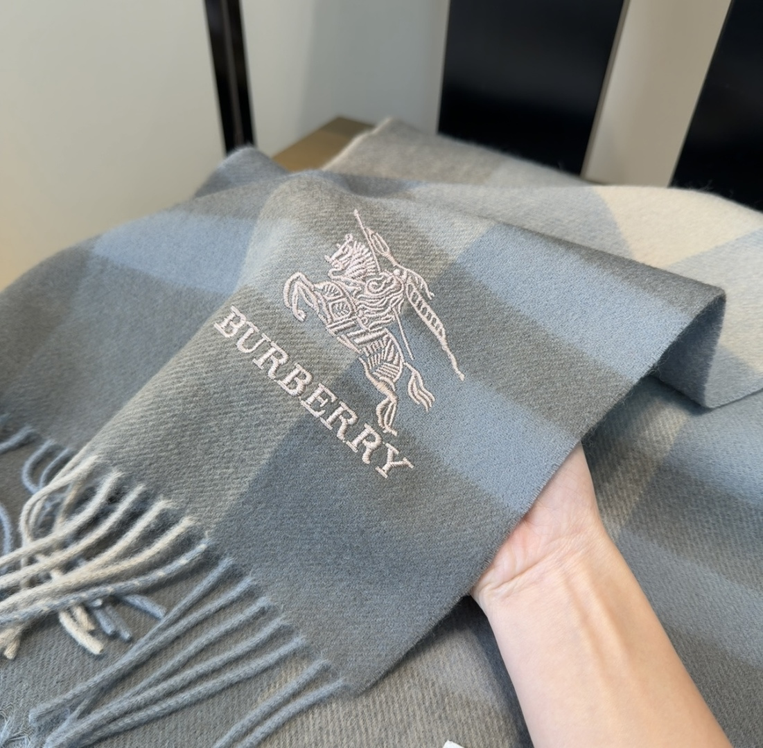 巴宝莉围巾❗️好看的要疯掉了，太有型太有魅力了❗️❗️非常斯文时尚的秋冬单品！真的很喜欢，非常Class