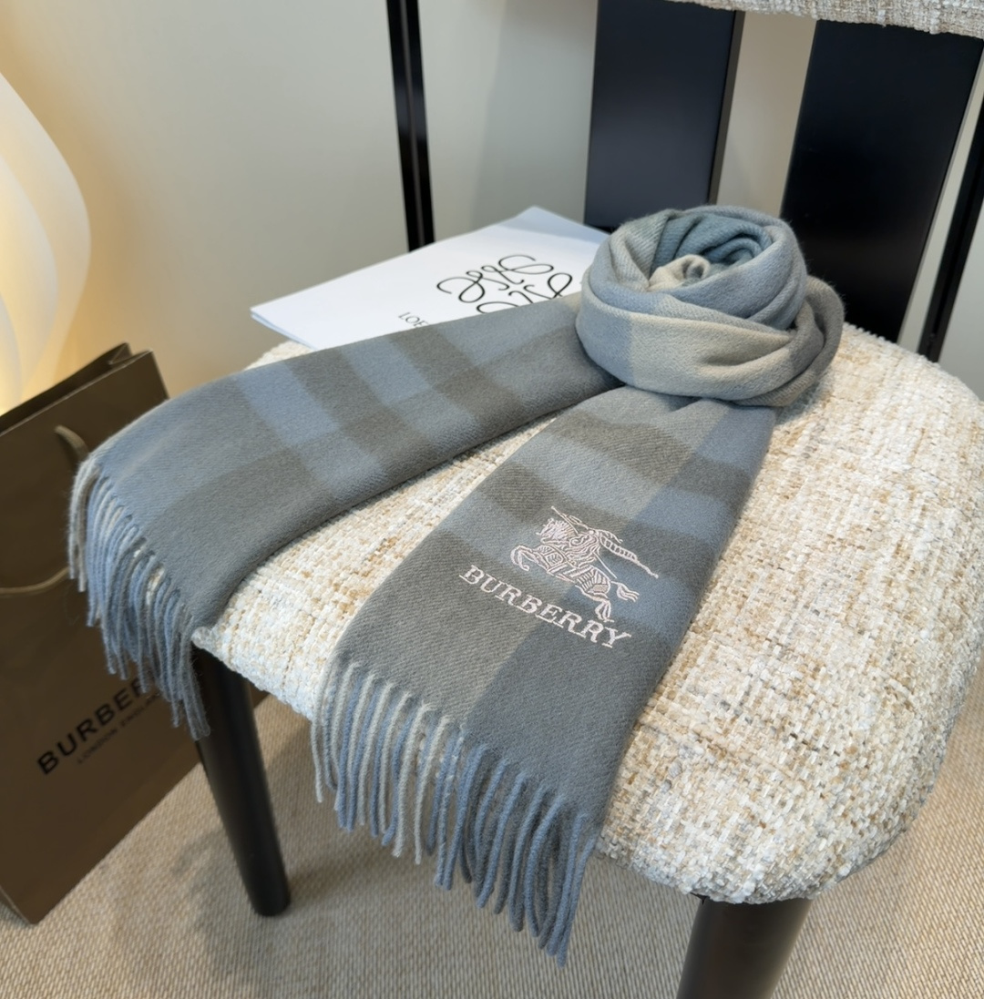 巴宝莉围巾❗️好看的要疯掉了，太有型太有魅力了❗️❗️非常斯文时尚的秋冬单品！真的很喜欢，非常Class