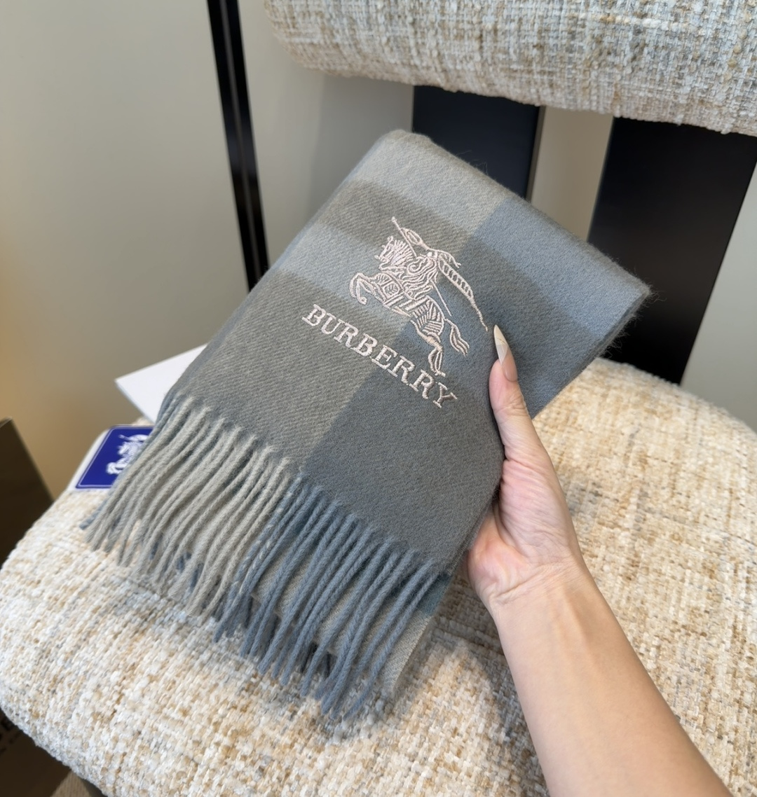 巴宝莉围巾❗️好看的要疯掉了，太有型太有魅力了❗️❗️非常斯文时尚的秋冬单品！真的很喜欢，非常Class