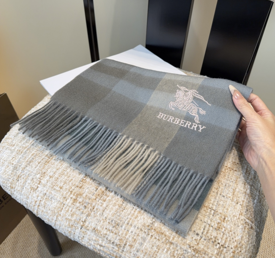 巴宝莉围巾❗️好看的要疯掉了，太有型太有魅力了❗️❗️非常斯文时尚的秋冬单品！真的很喜欢，非常Class