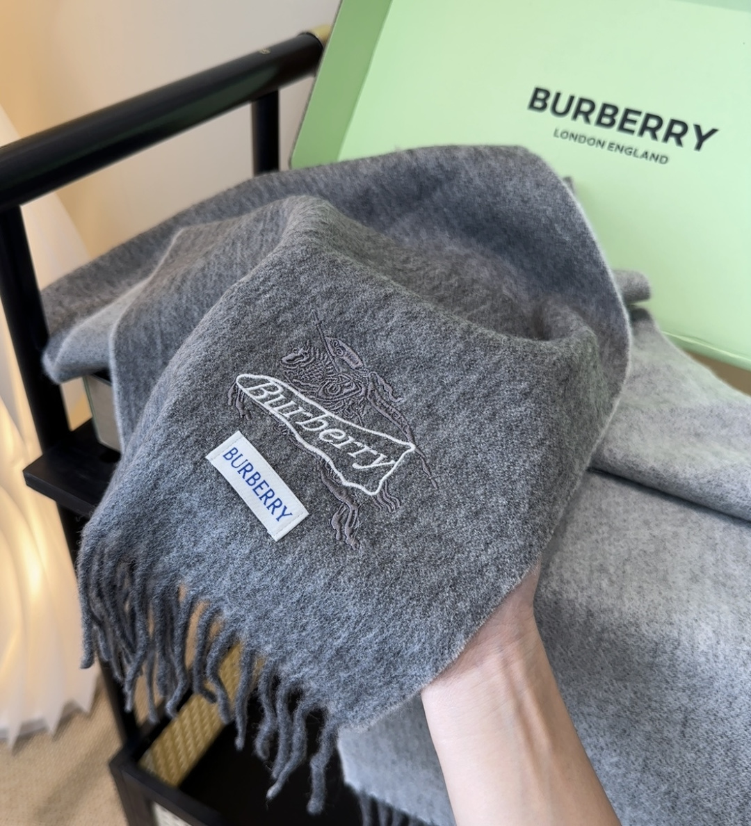 Burberry · 巴宝莉围巾❗️好看的要疯掉了，太有型太有魅力了❗️❗️非常斯文时尚的秋冬单品！真的