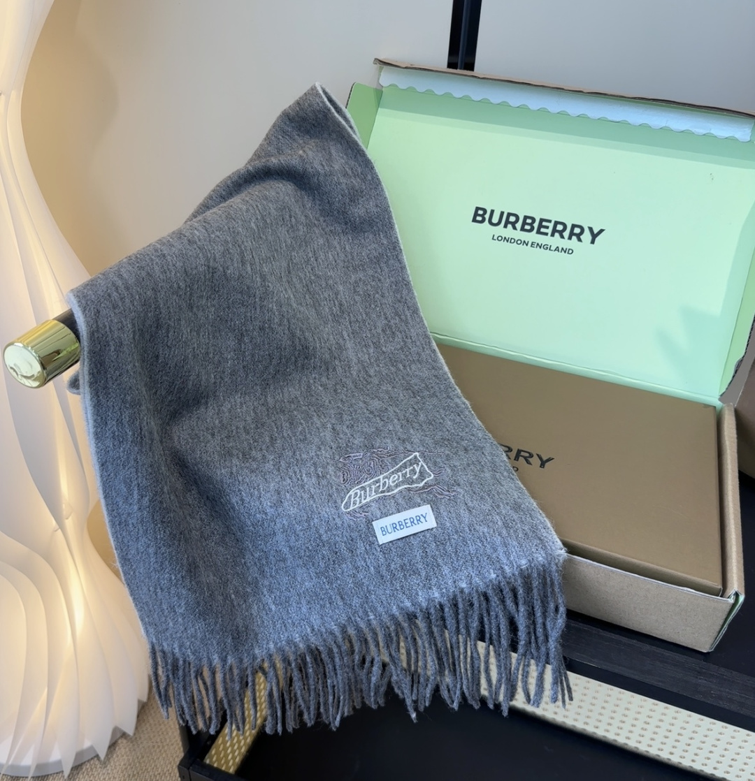 Burberry · 巴宝莉围巾❗️好看的要疯掉了，太有型太有魅力了❗️❗️非常斯文时尚的秋冬单品！真的