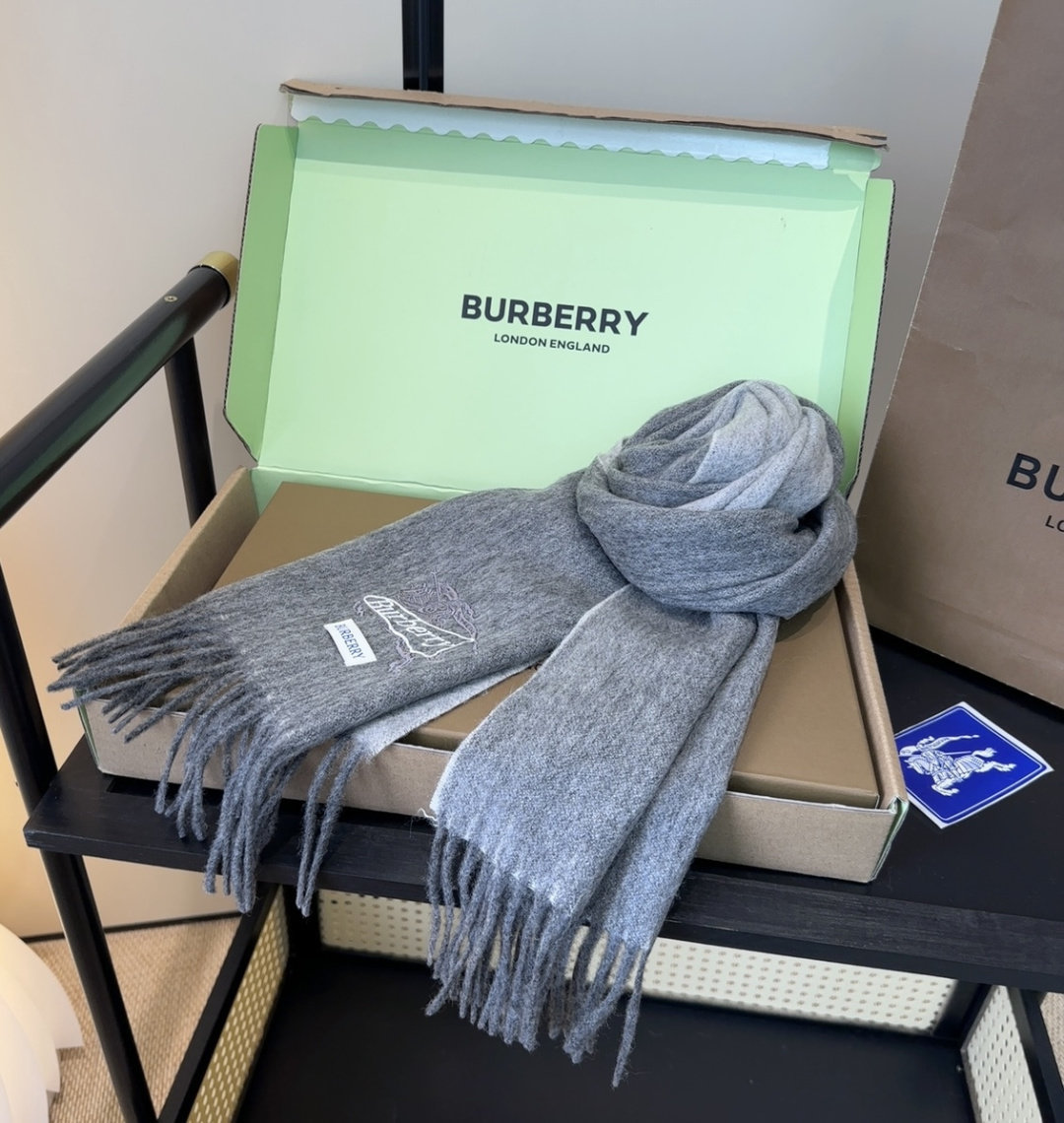 Burberry · 巴宝莉围巾❗️好看的要疯掉了，太有型太有魅力了❗️❗️非常斯文时尚的秋冬单品！真的