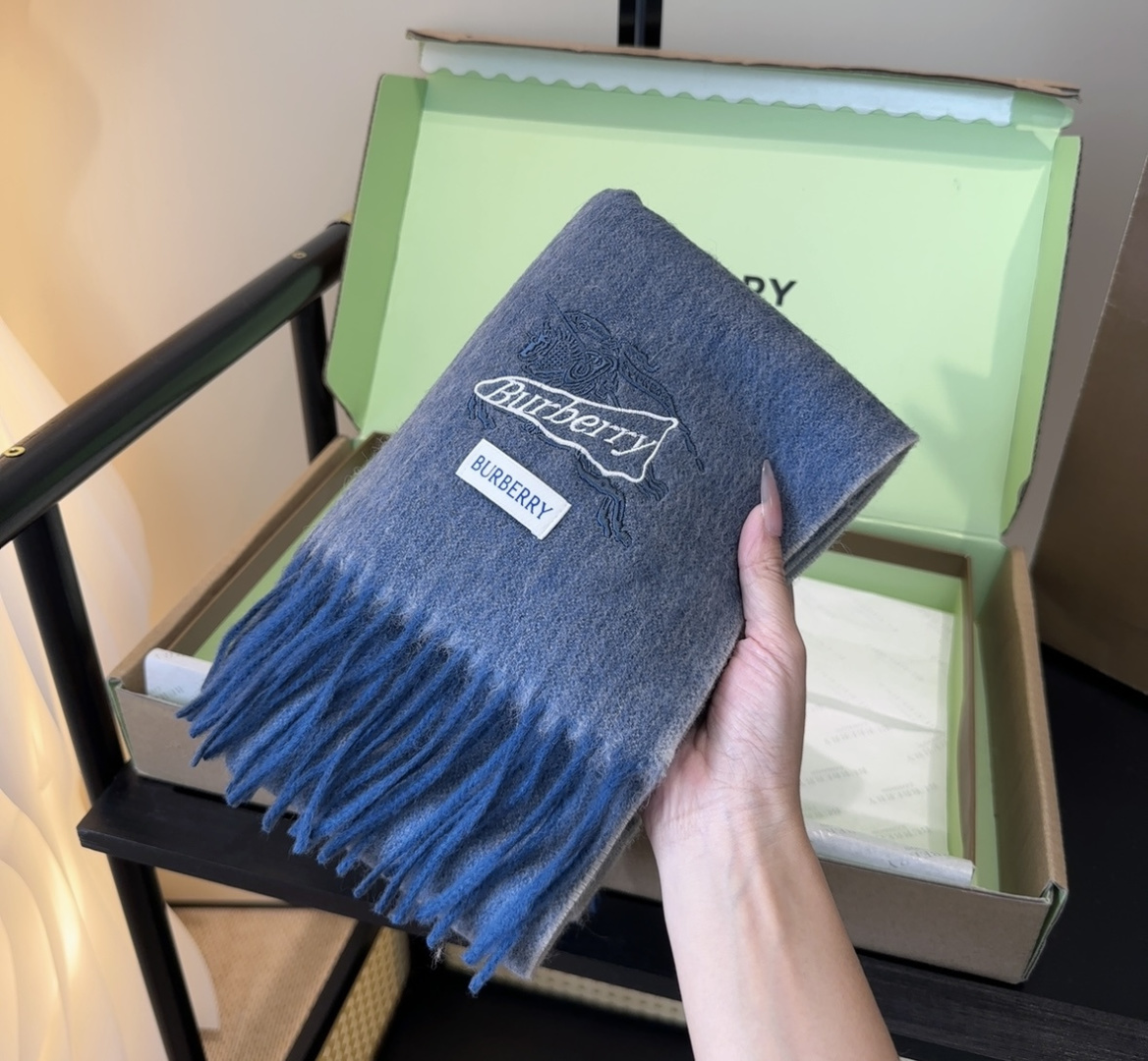 Burberry · 巴宝莉围巾❗️好看的要疯掉了，太有型太有魅力了❗️❗️非常斯文时尚的秋冬单品！真的