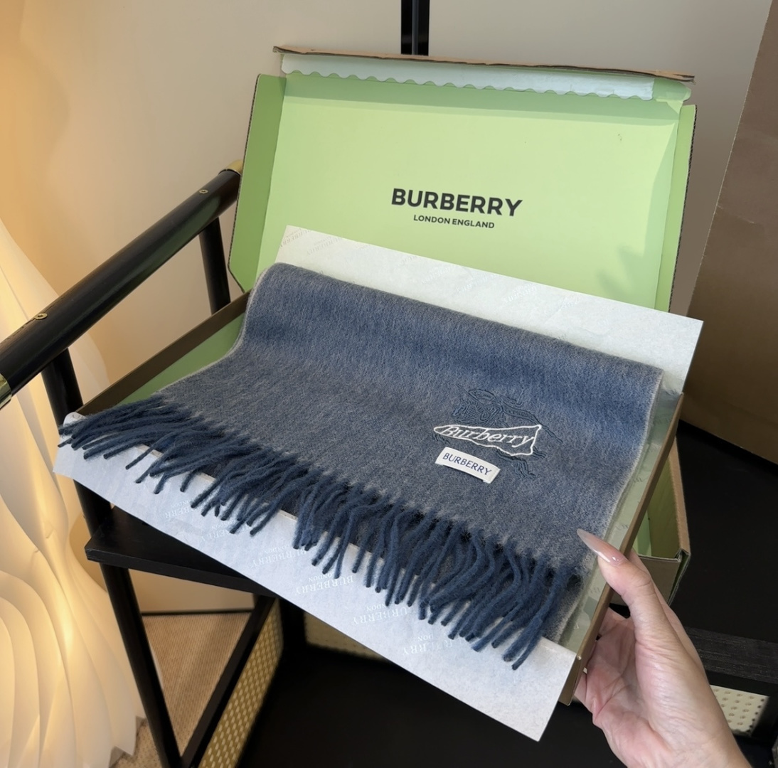 Burberry · 巴宝莉围巾❗️好看的要疯掉了，太有型太有魅力了❗️❗️非常斯文时尚的秋冬单品！真的