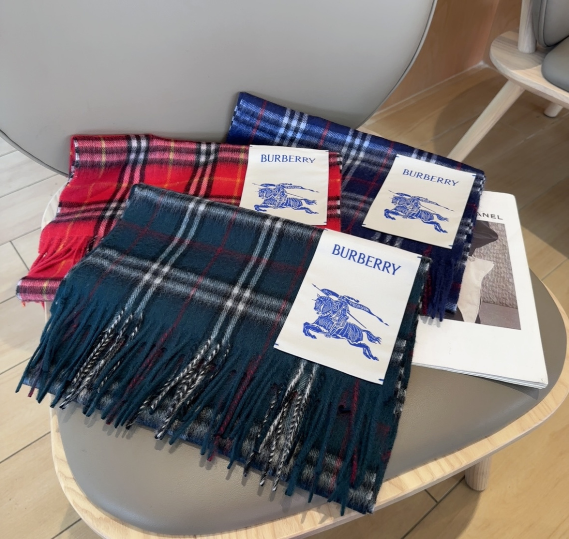 Burberry · 巴宝莉围巾❗️好看的要疯掉了，太有型太有魅力了❗️❗️非常斯文时尚的秋冬单品！真的