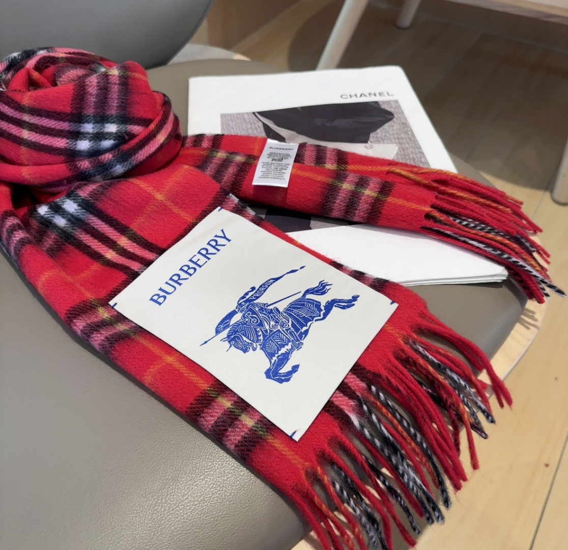 Burberry · 巴宝莉围巾❗️好看的要疯掉了，太有型太有魅力了❗️❗️非常斯文时尚的秋冬单品！真的