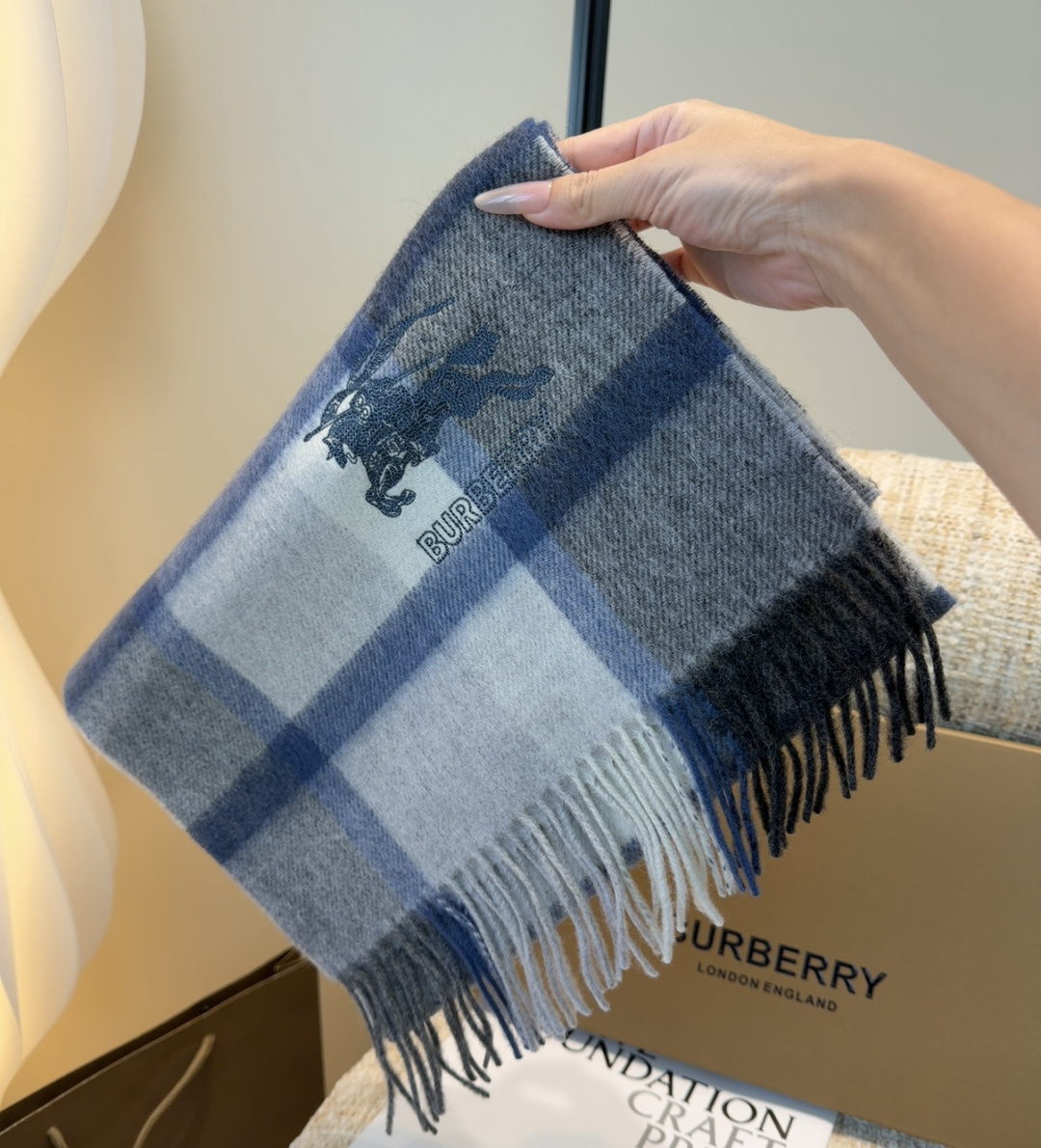 【▪️家属福利来了！！巴宝莉高端重磅男士围巾！】怒赞推荐，激动~！！下手绝对要快，同步专柜，最高端的男士