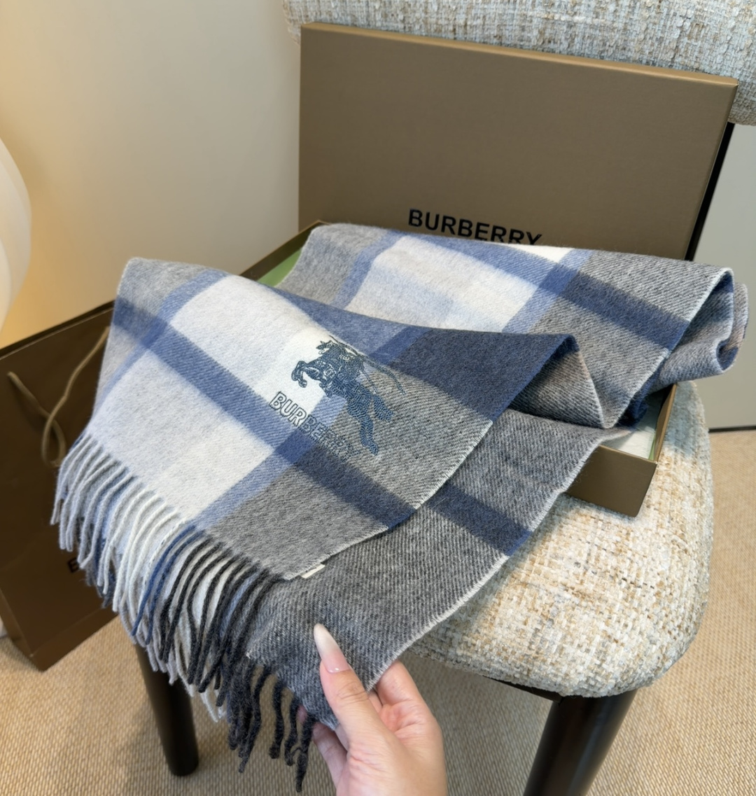 【▪️家属福利来了！！巴宝莉高端重磅男士围巾！】怒赞推荐，激动~！！下手绝对要快，同步专柜，最高端的男士