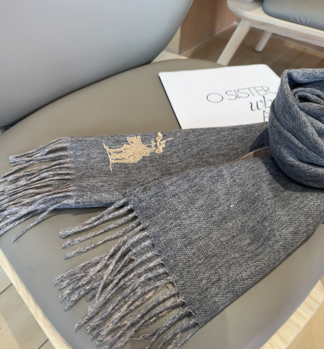 【▪️ 惊艳！披着围着都美的~让人过目不忘！！】巴宝莉这款出来的效果真的，一秒美晕！！太有设计感了，太美