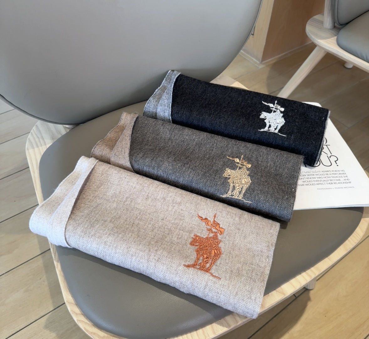 【▪️ 惊艳！披着围着都美的~让人过目不忘！！】巴宝莉这款出来的效果真的，一秒美晕！！太有设计感了，太美