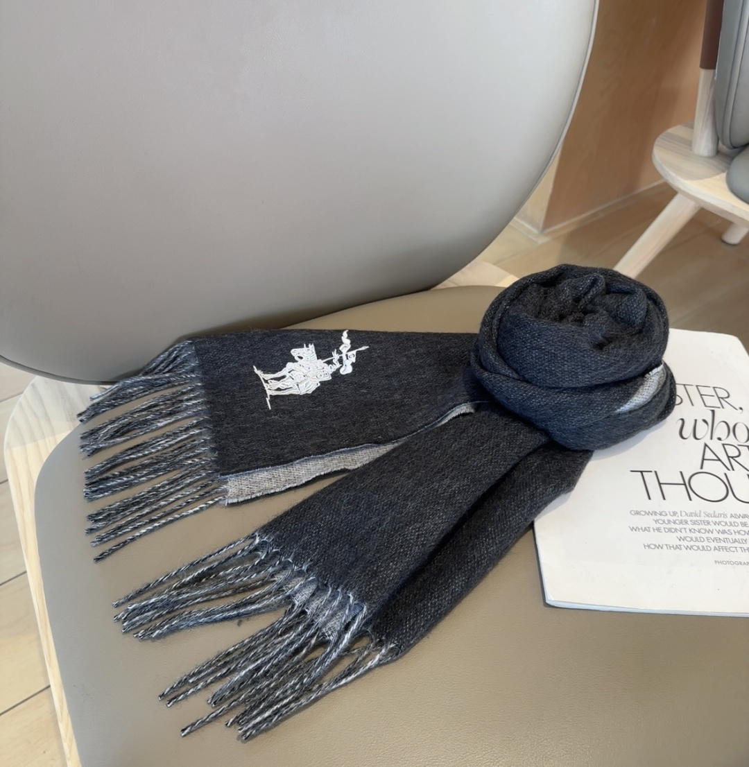 【▪️ 惊艳！披着围着都美的~让人过目不忘！！】巴宝莉这款出来的效果真的，一秒美晕！！太有设计感了，太美