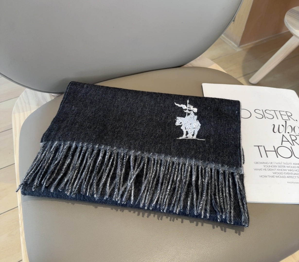 【▪️ 惊艳！披着围着都美的~让人过目不忘！！】巴宝莉这款出来的效果真的，一秒美晕！！太有设计感了，太美