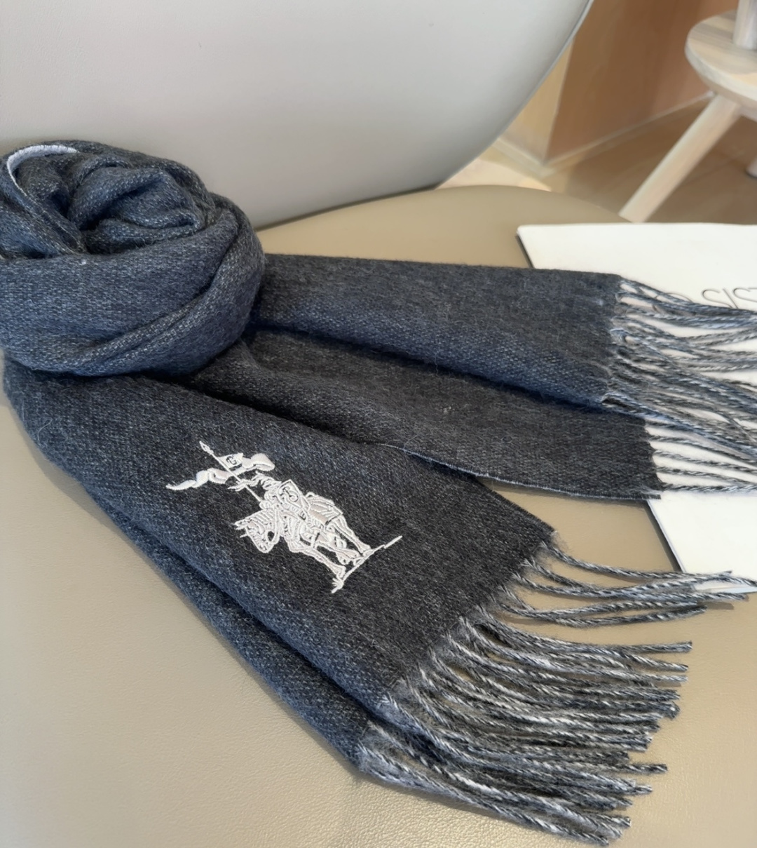 【▪️ 惊艳！披着围着都美的~让人过目不忘！！】巴宝莉这款出来的效果真的，一秒美晕！！太有设计感了，太美