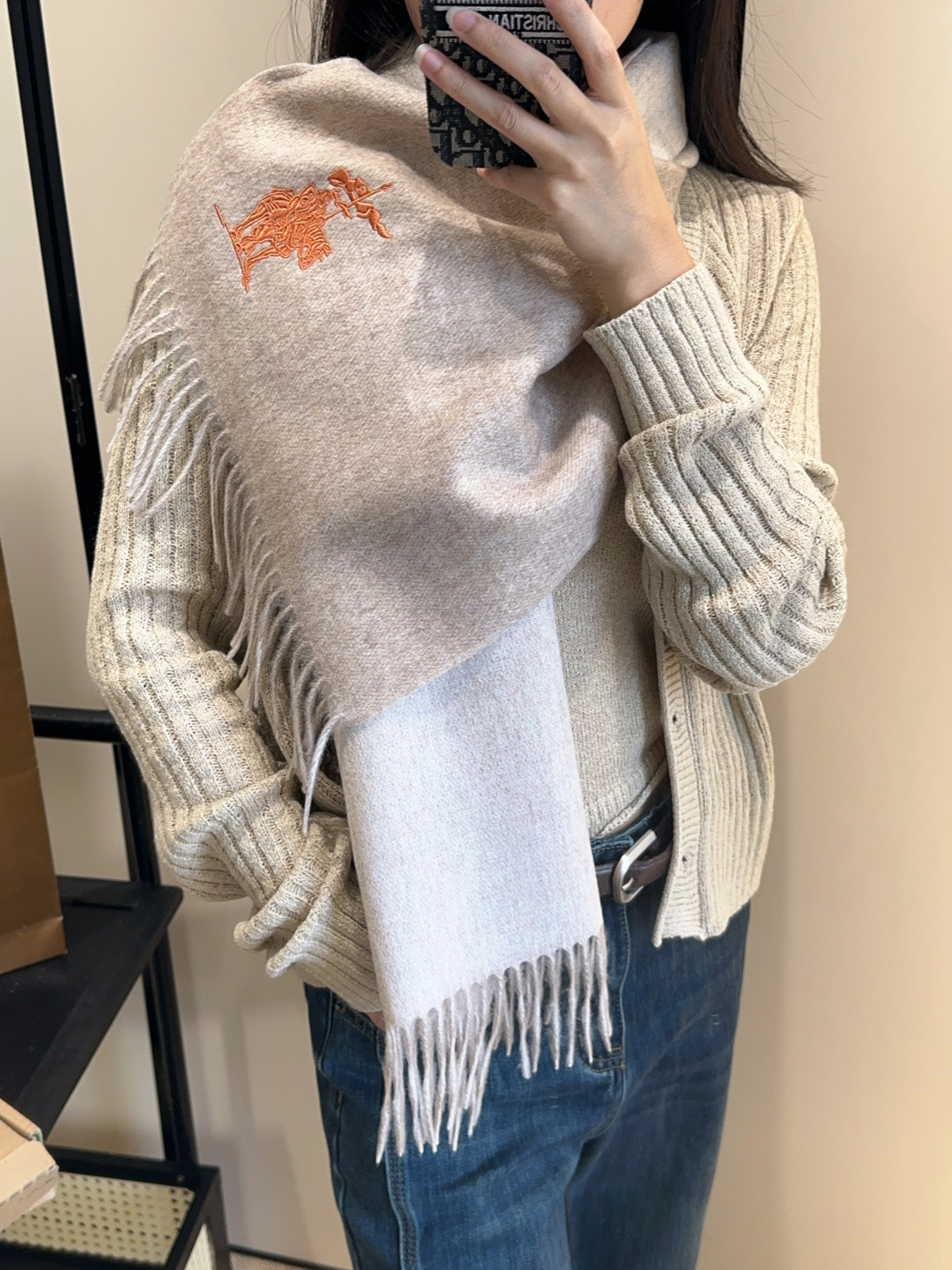 【▪️ 惊艳！披着围着都美的~让人过目不忘！！】巴宝莉这款出来的效果真的，一秒美晕！！太有设计感了，太美