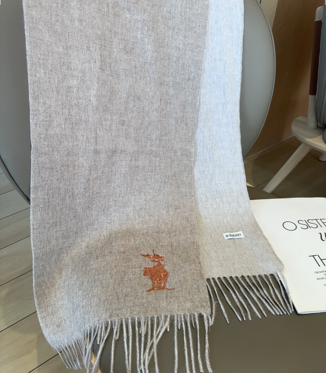 【▪️ 惊艳！披着围着都美的~让人过目不忘！！】巴宝莉这款出来的效果真的，一秒美晕！！太有设计感了，太美